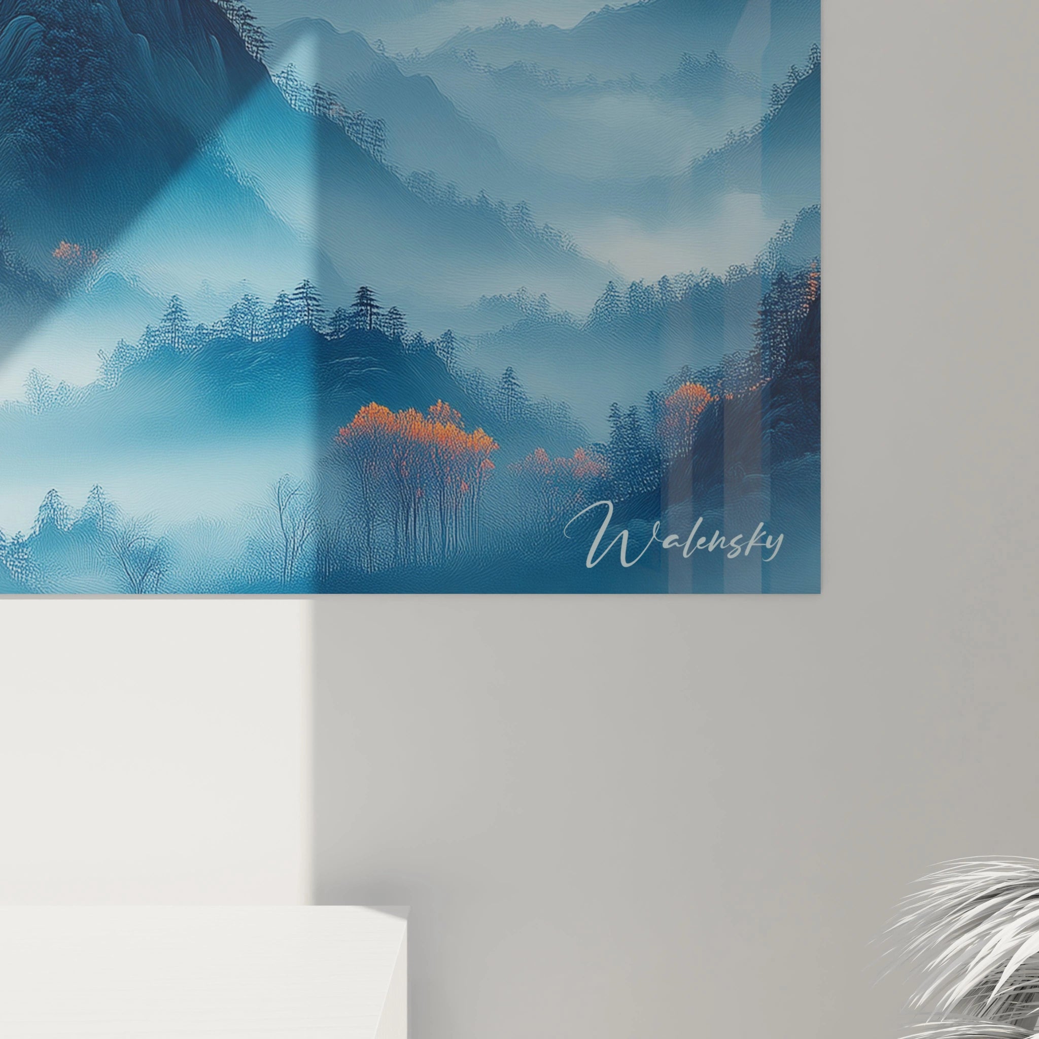 Tableau montagne illustrant des sommets rocheux bleutés sous un ciel embrasé orange et jaune, soleil central lumineux, brumes blanches serpentant dans les vallées et végétation colorée en orange au premier plan.
