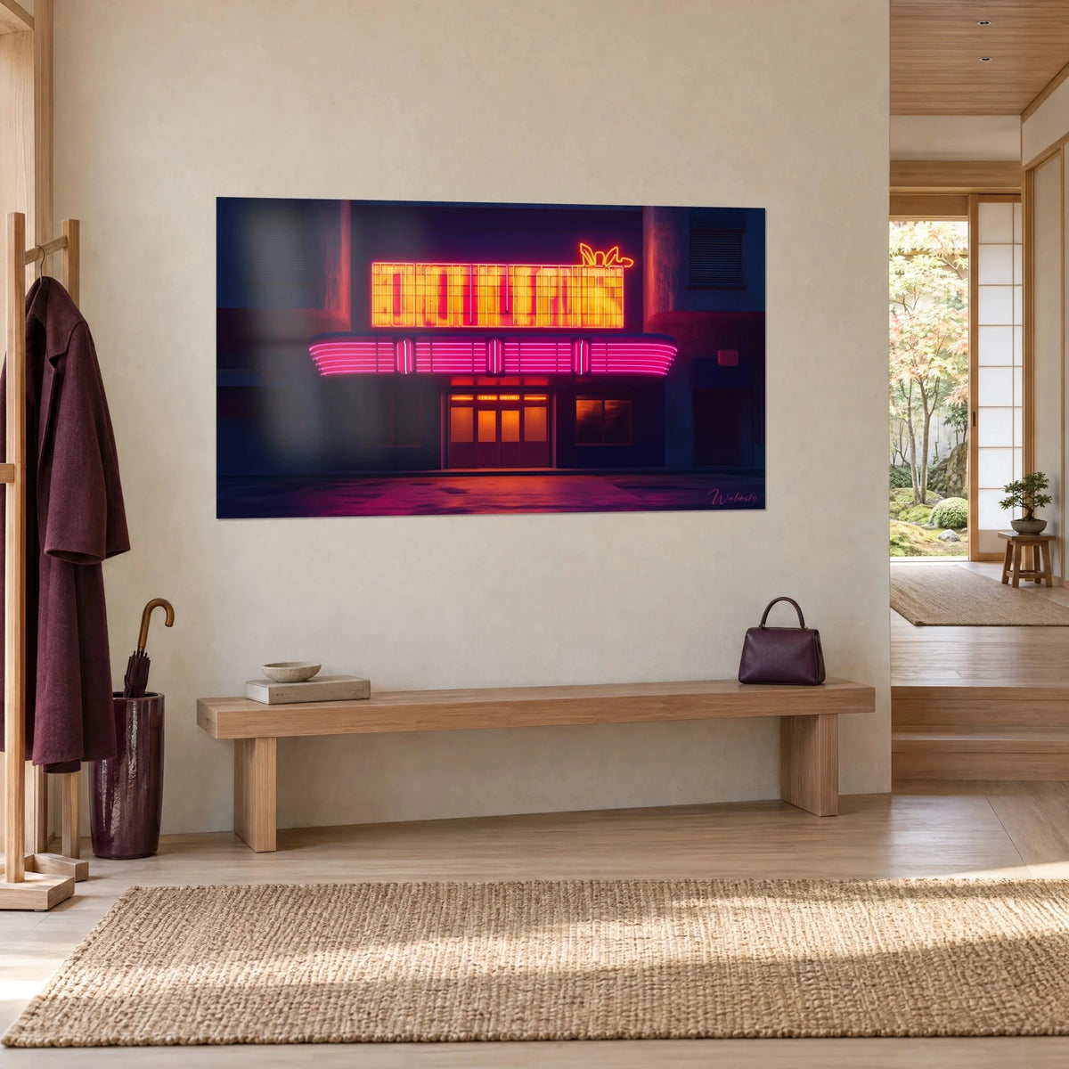 Quadro di una pensilina curva di cinema con neon fucsia sotto un’insegna ambrata, cielo blu notte, parete crema accanto a una panca di legno
