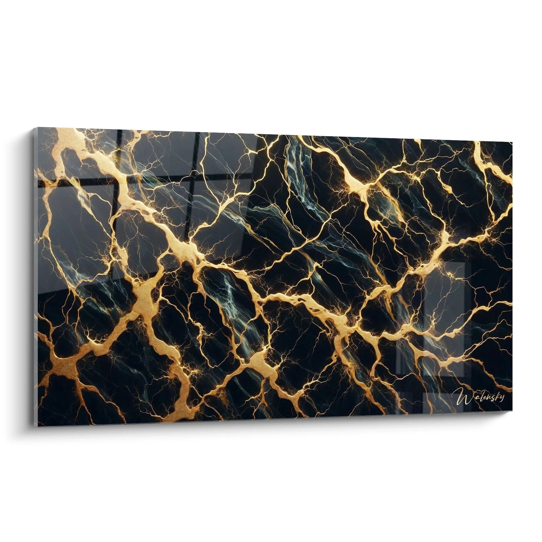 Tableau abstrait figurant un réseau de veines dorées sur fond noir marbré. Structure ramifiée avec lignes principales épaisses et ramifications délicates. Contraste prononcé entre le noir profond et l'or brillant. Texture évoquant un marbre fissuré avec zones bleutées subtiles entre les craquelures métalliques.
