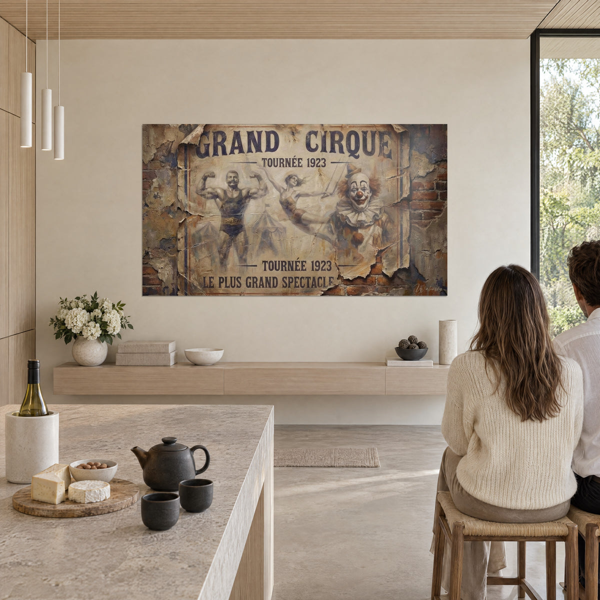 Schilderij slanke acrobate in volle vlucht, verweerde affiche met beige en roestkleurige vouwen, in een open keuken met uitzicht op het groen, dagelijks moment
