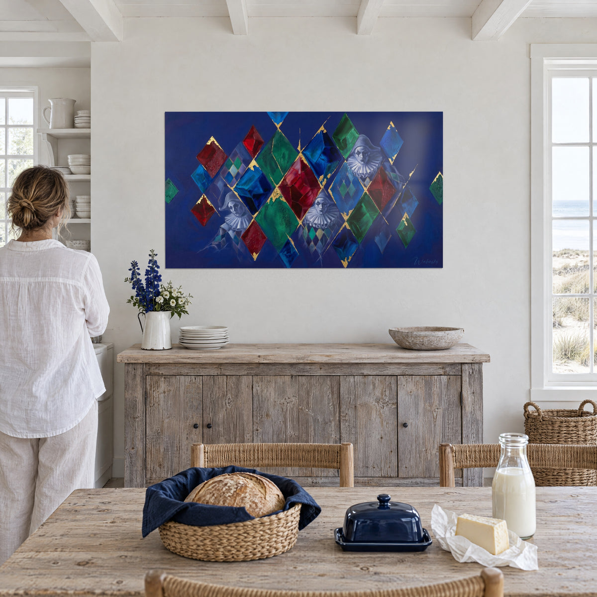 Gemälde weiße Gesichter mit plissiertem Kragen zwischen blauen, grünen und roten Facetten mit Goldakzenten, in einem Esszimmer