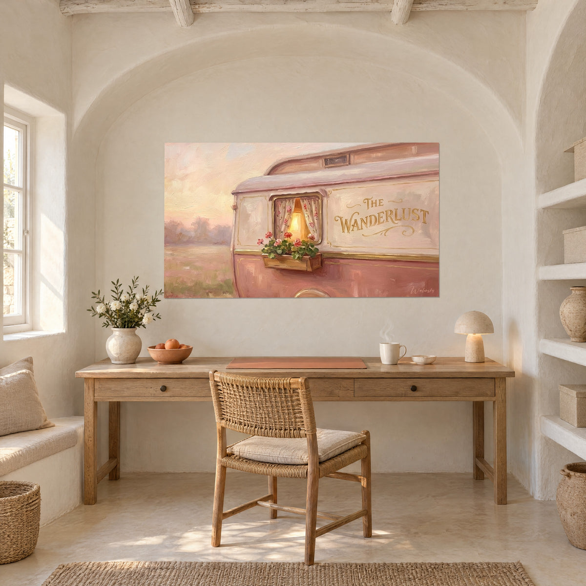 Schilderij rijdend huis in de schemering in roze en goud, verlicht raam, opgehangen onder een witte boog boven een houten bureau