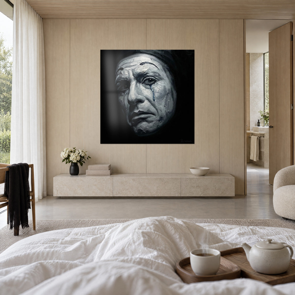 Tableau mime triste au teint de plâtre fissuré, regard noir et larme azur sur fond ténébreux, au-dessus d'un lit dans une chambre claire