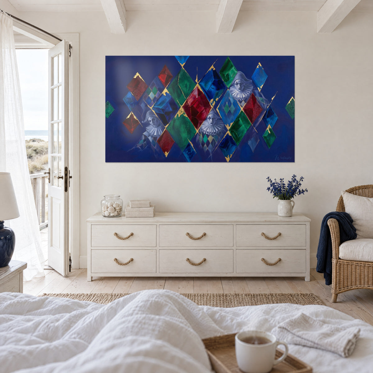 Gemälde Mosaik aus Rubin- und Smaragddiamanten, weiße Clownskragen, über einem Bett in einem hellen Schlafzimmer