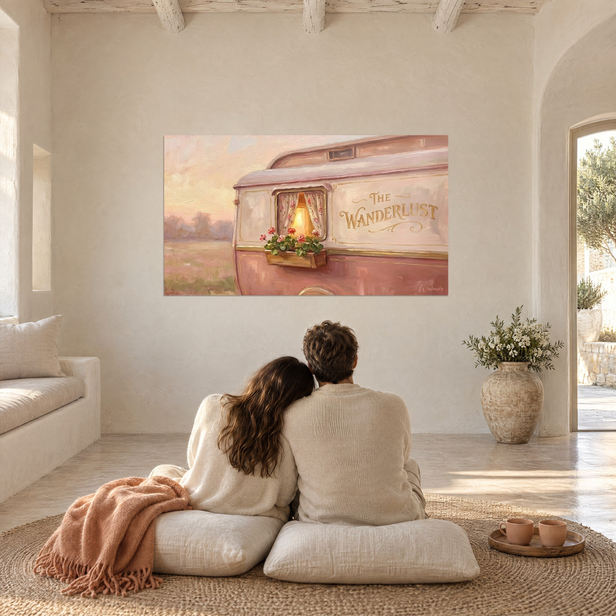 Schilderij Wanderlust-caravan met amberkleurige gloed, roze en crème muren, vermiljoenrode geraniums, een koppel die van achteren omhelst op kussens