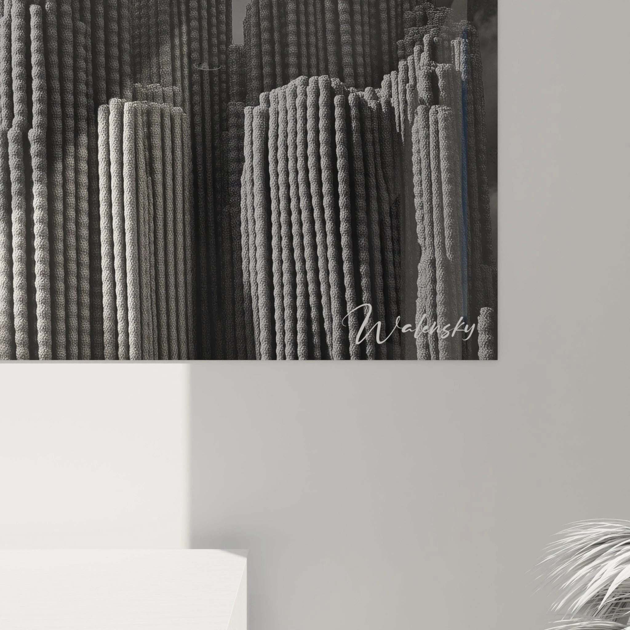 Un tableau urbain contemporain en noir et blanc dépeignant une forêt de gratte-ciels stylisés aux surfaces cannelées et texturées qui s'élèvent à différentes hauteurs, formant une skyline géométrique dramatique accentuée par un ciel orageux créant un fort contraste visuel.
