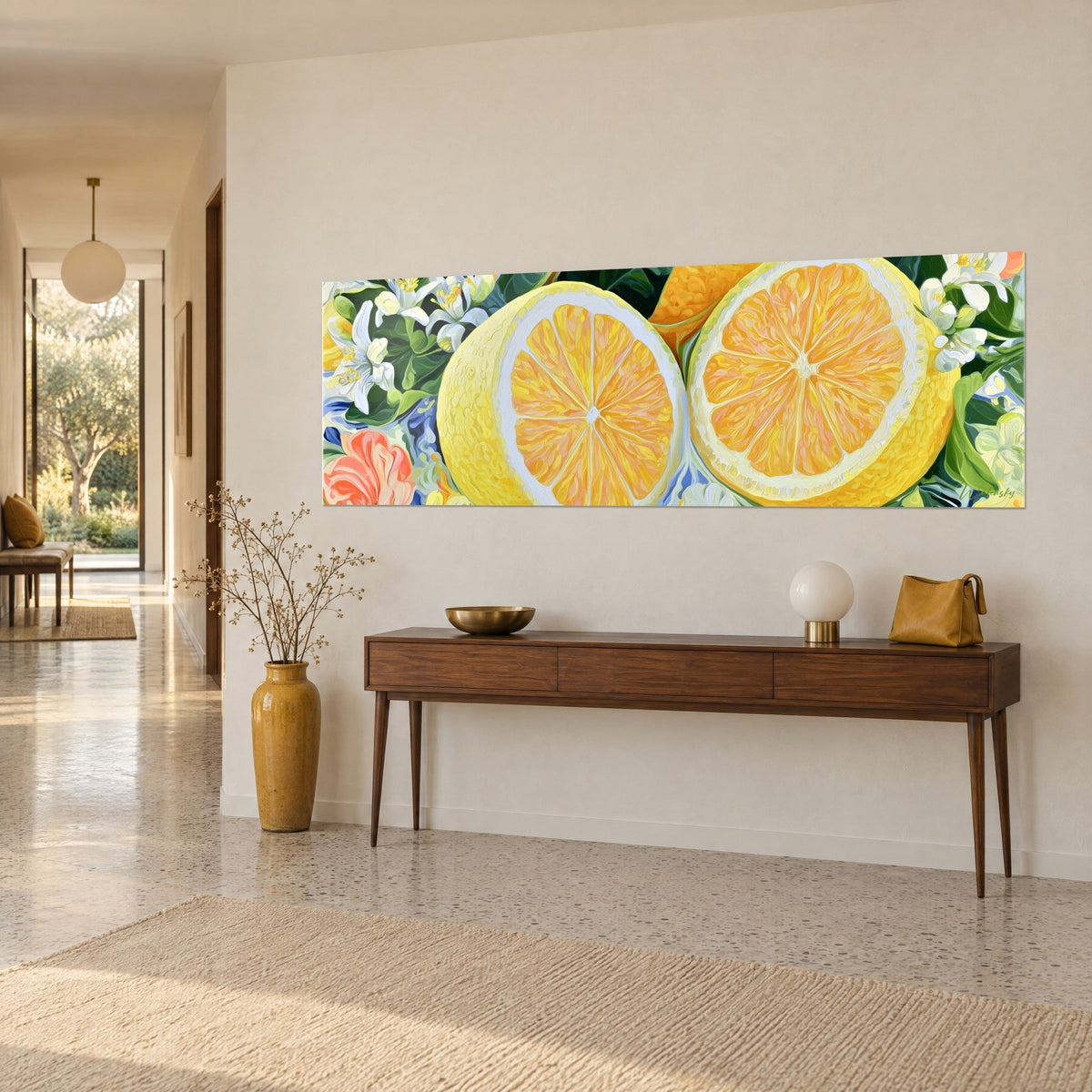 Tableau agrume tranché aux quartiers orange vif, feuillage vert sombre et fleur corail, accroché au-dessus d'une console en bois