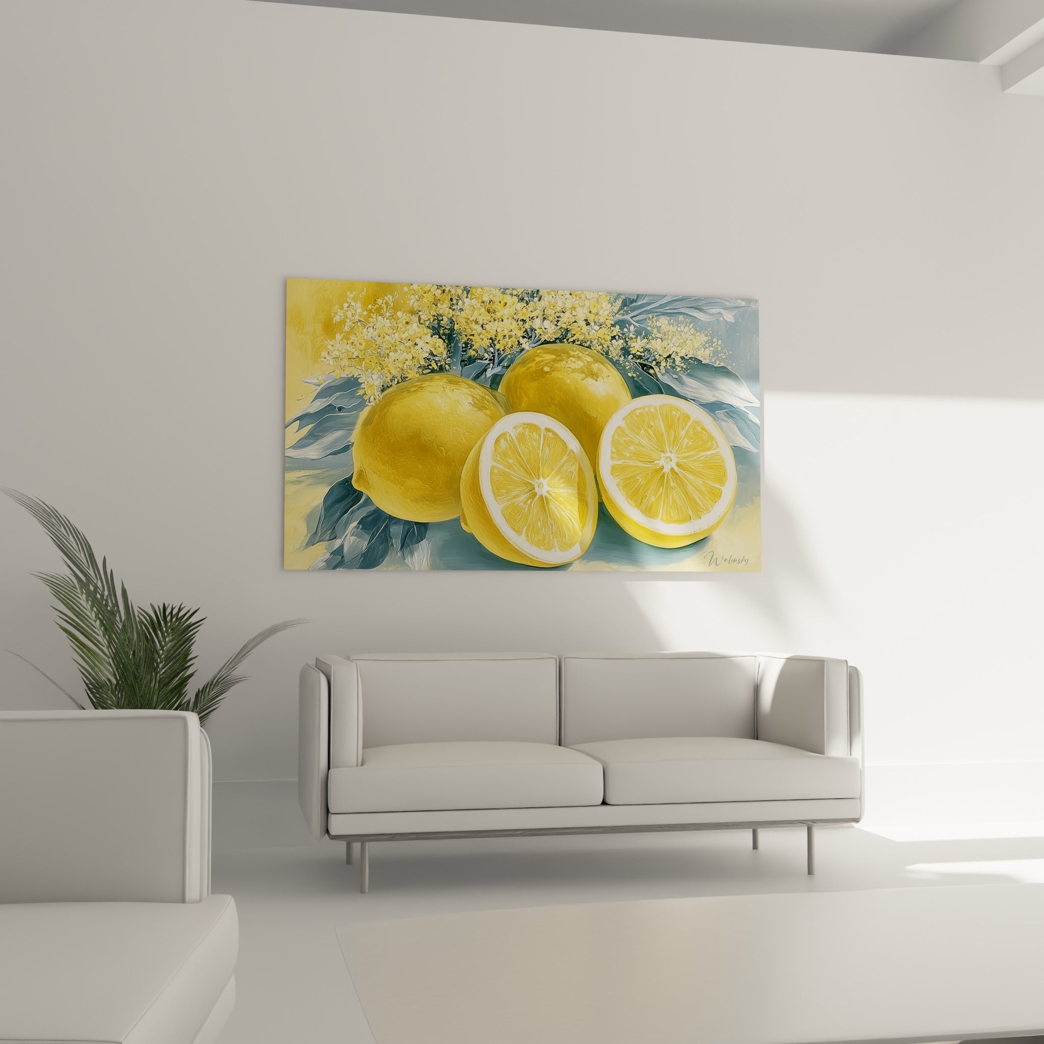 Agrumes jaunes tranchés et fleurs pastel sur fond bleuté, suspendus au-dessus d'un canapé dans un salon lumineux