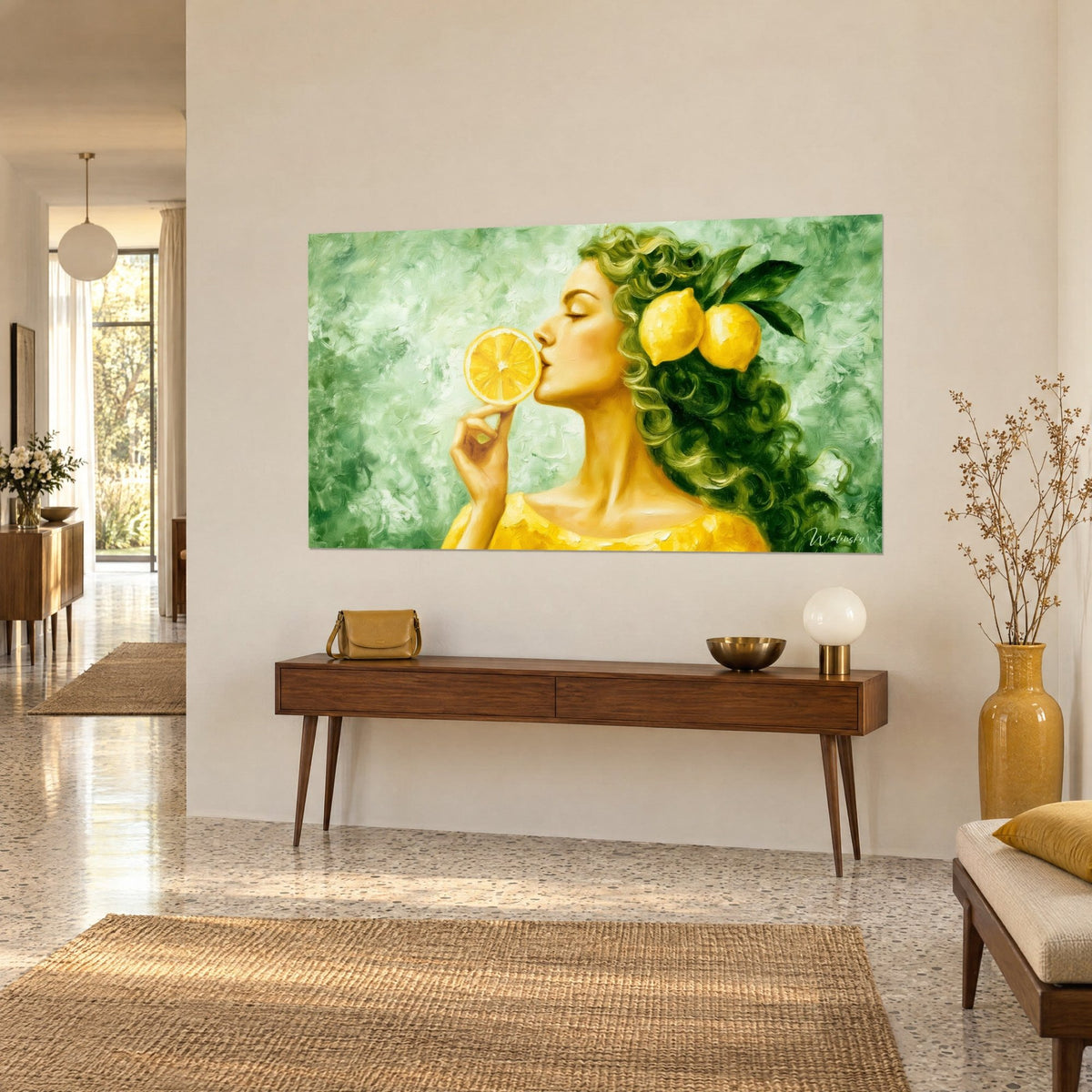 Quadro ritratto con riccioli verde oliva ornati da due limoni giallo vivo e foglie scure, sfondo verde pallido, vista di tre quarti su una consolle