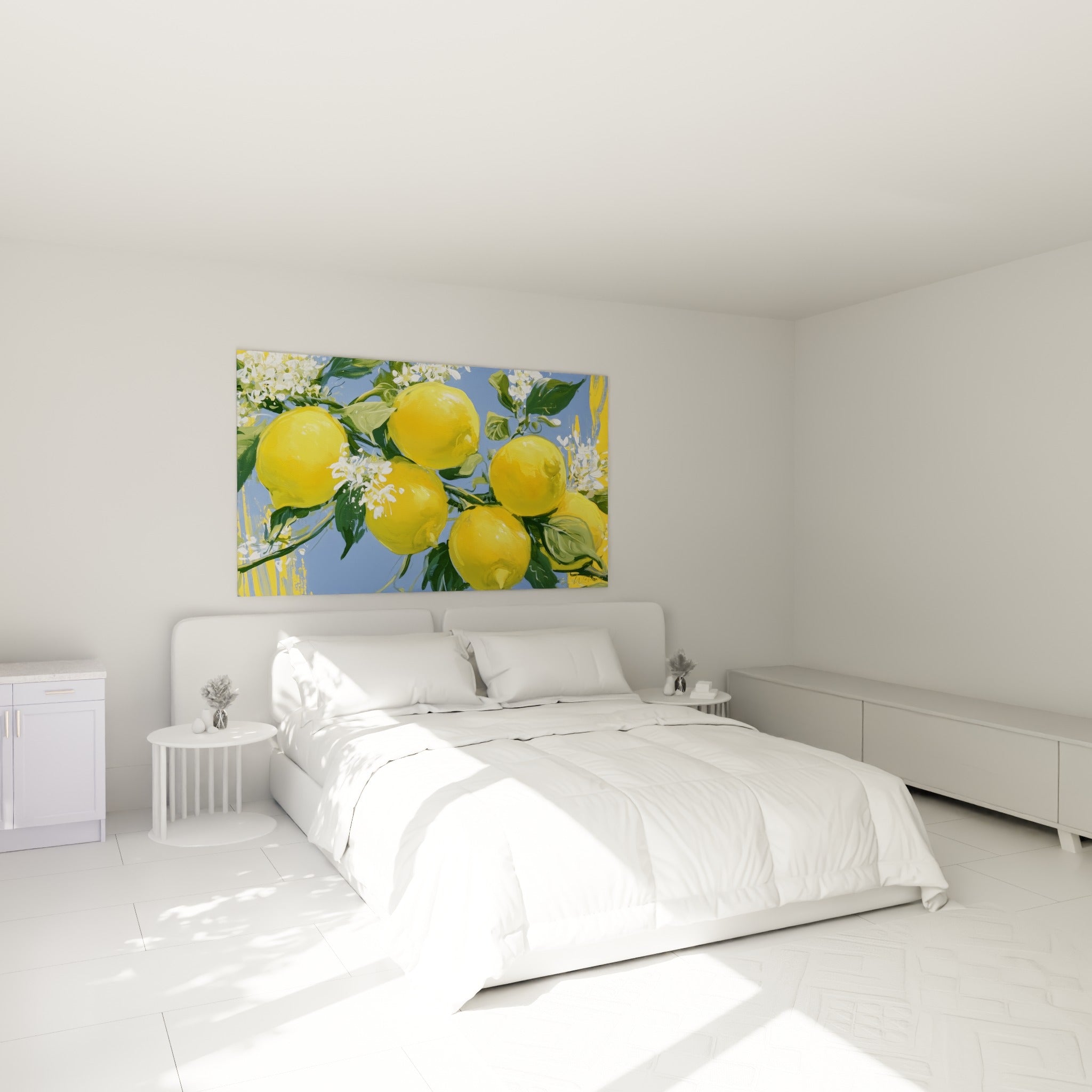 Branche de citrons dorés et fleurs blanches sur fond bleu, accrochée au-dessus d'un lit dans une chambre claire