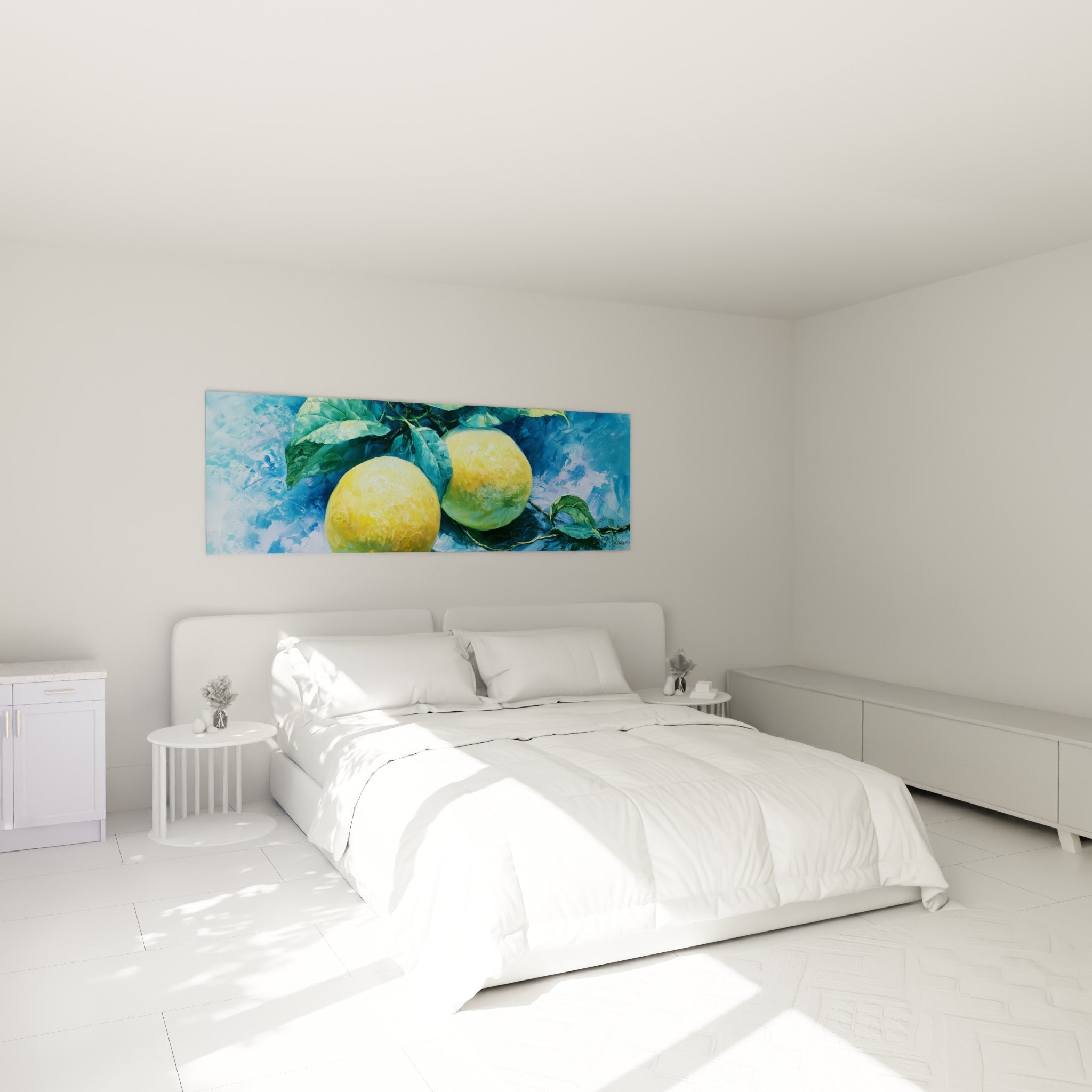 Fruits jaunes vibrants sur fond bleu profond, accrochés au-dessus d'un lit dans une chambre claire