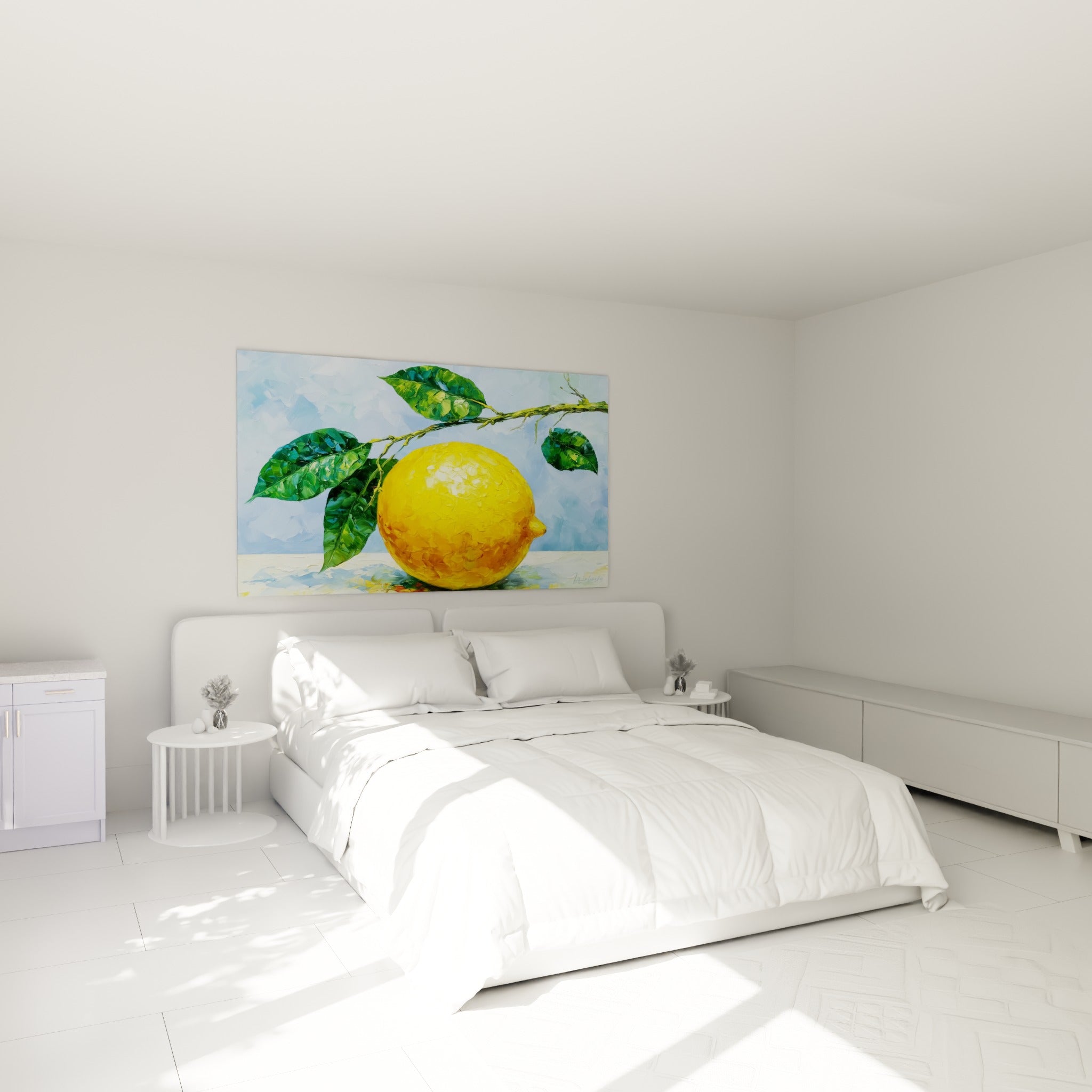 Branche de citron jaune et feuilles vertes accrochée au-dessus d'un lit dans une chambre claire