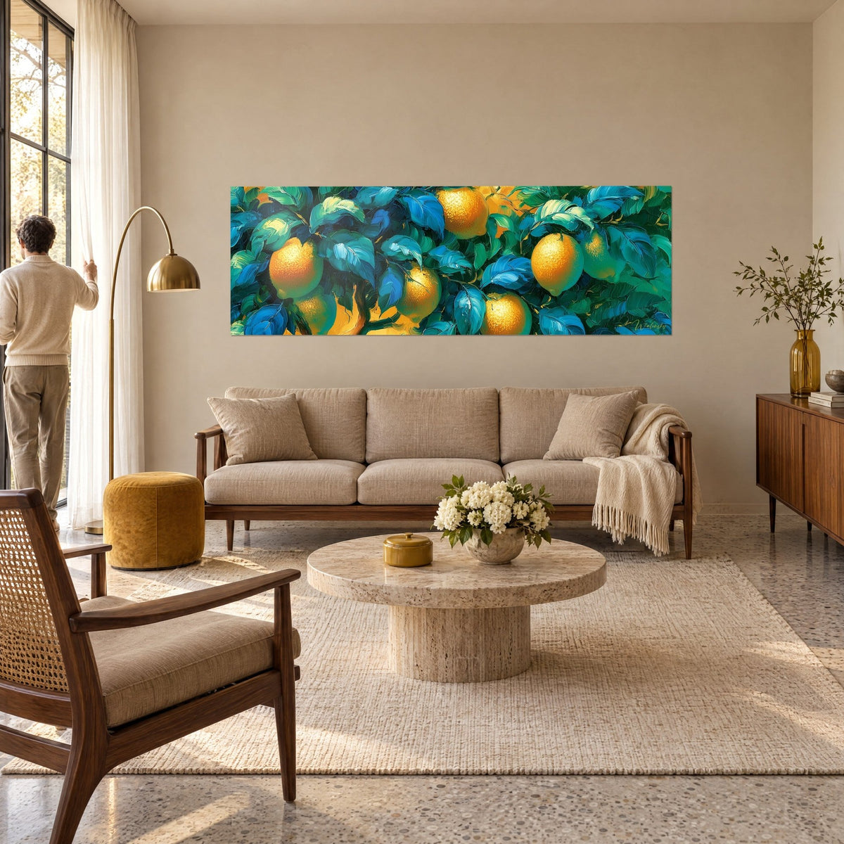 Tableau citronnier chargé de fruits orange sur feuillage turquoise, empâtements brillants, au-dessus d'un canapé dans un salon lumineux