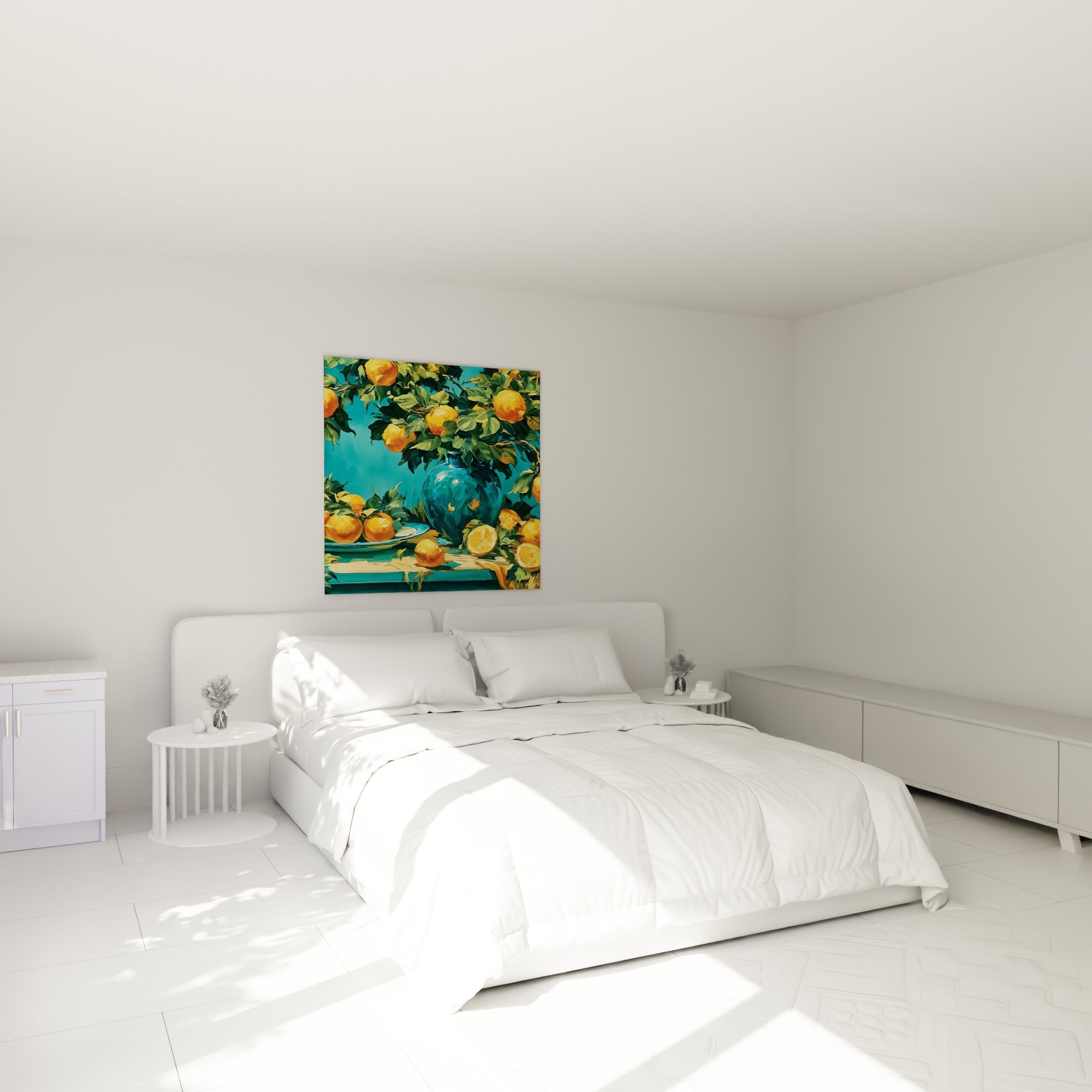 Citrons dorés et feuillage vert sur vase bleu, au-dessus d'un lit dans une chambre claire