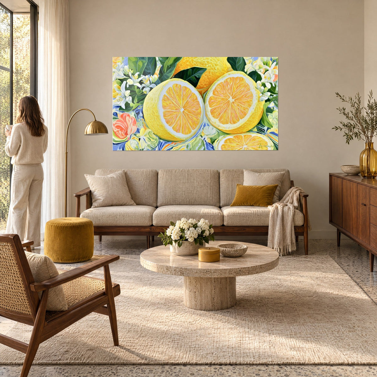 Tableau citrons coupés en deux aux chairs jaune vif et orange, fleurs d'oranger blanches, femme de dos, au-dessus d'un canapé dans un salon lumineux