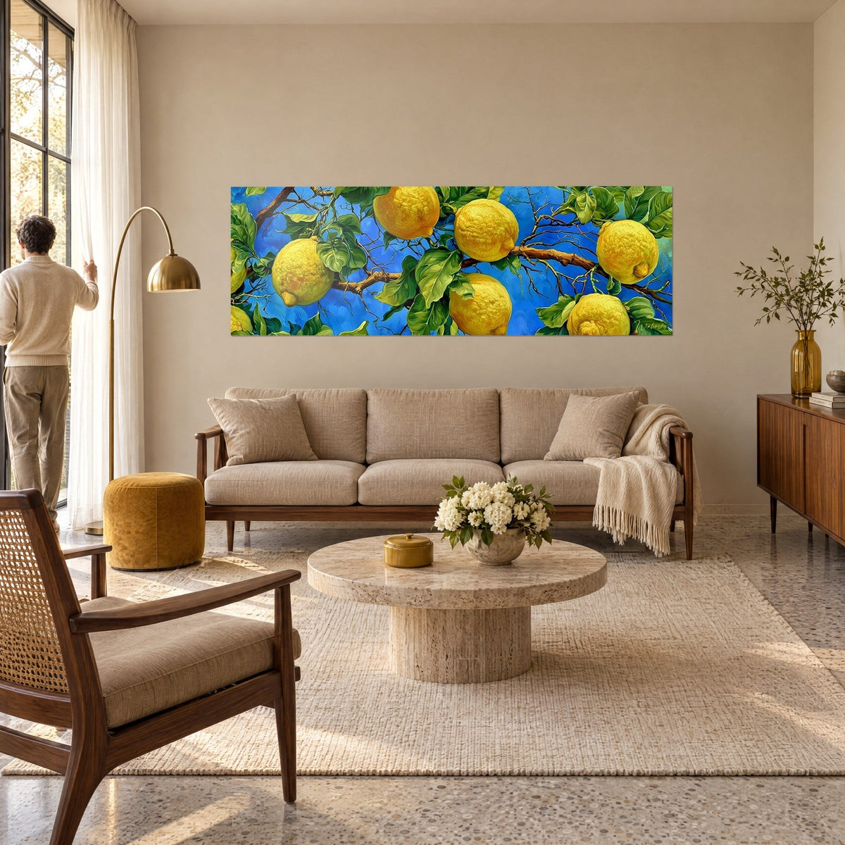 Tableau citronnier aux fruits jaune soleil sur fond bleu cobalt, feuilles vert tendre, au-dessus d'un canapé dans un salon lumineux