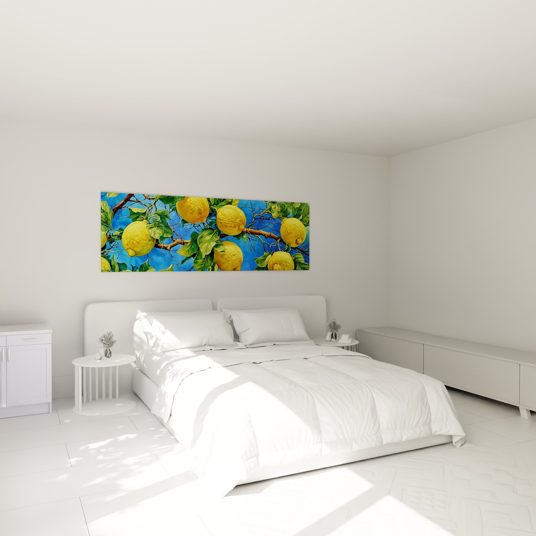 Branche de citronnier jaune soleil et bleu azur accrochée au-dessus d'un lit dans une chambre claire