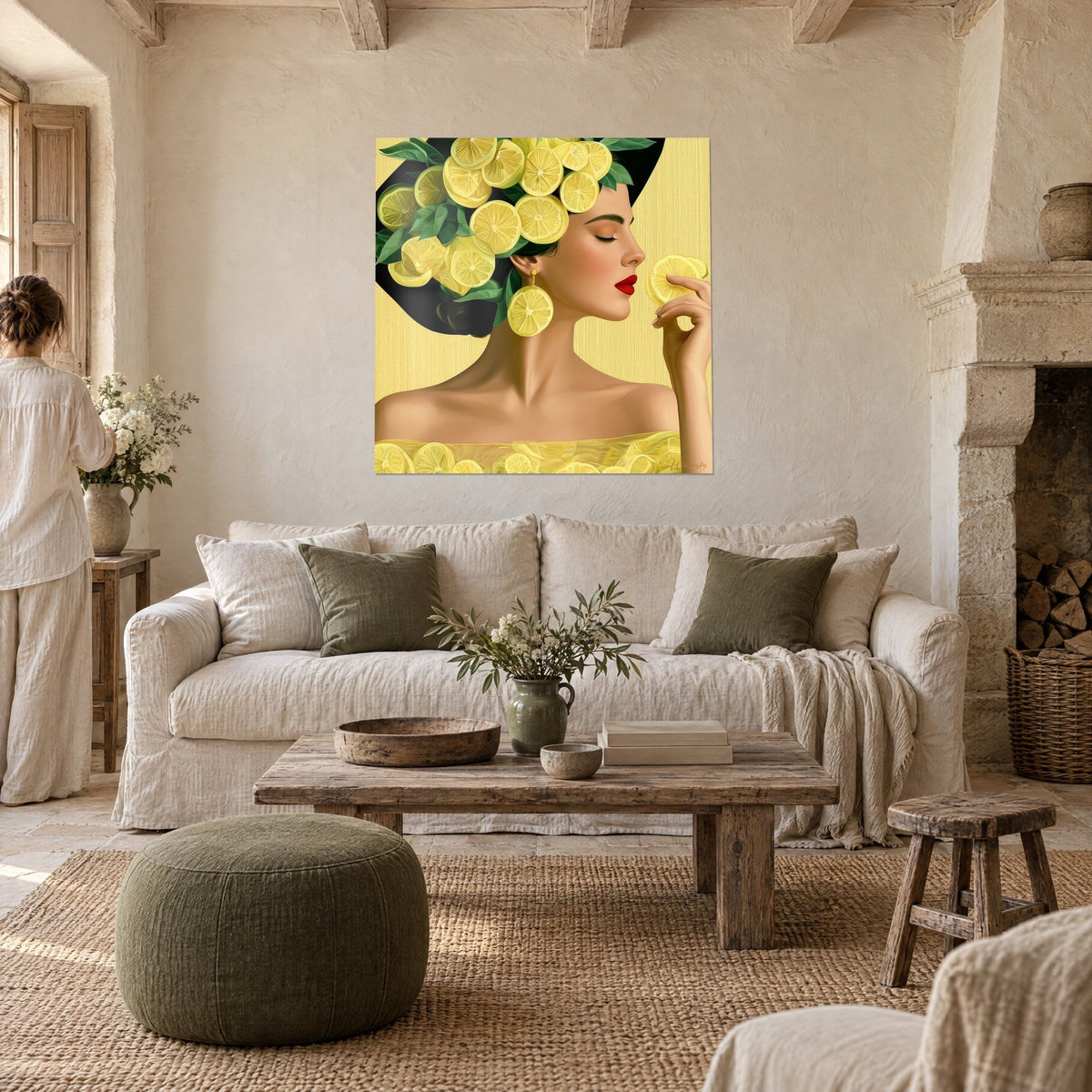 Tableau élégante au chapeau noir couronné de rondelles de citron, rouge à lèvres carmin, fond jaune pâle, au-dessus d'un canapé dans un salon lumineux