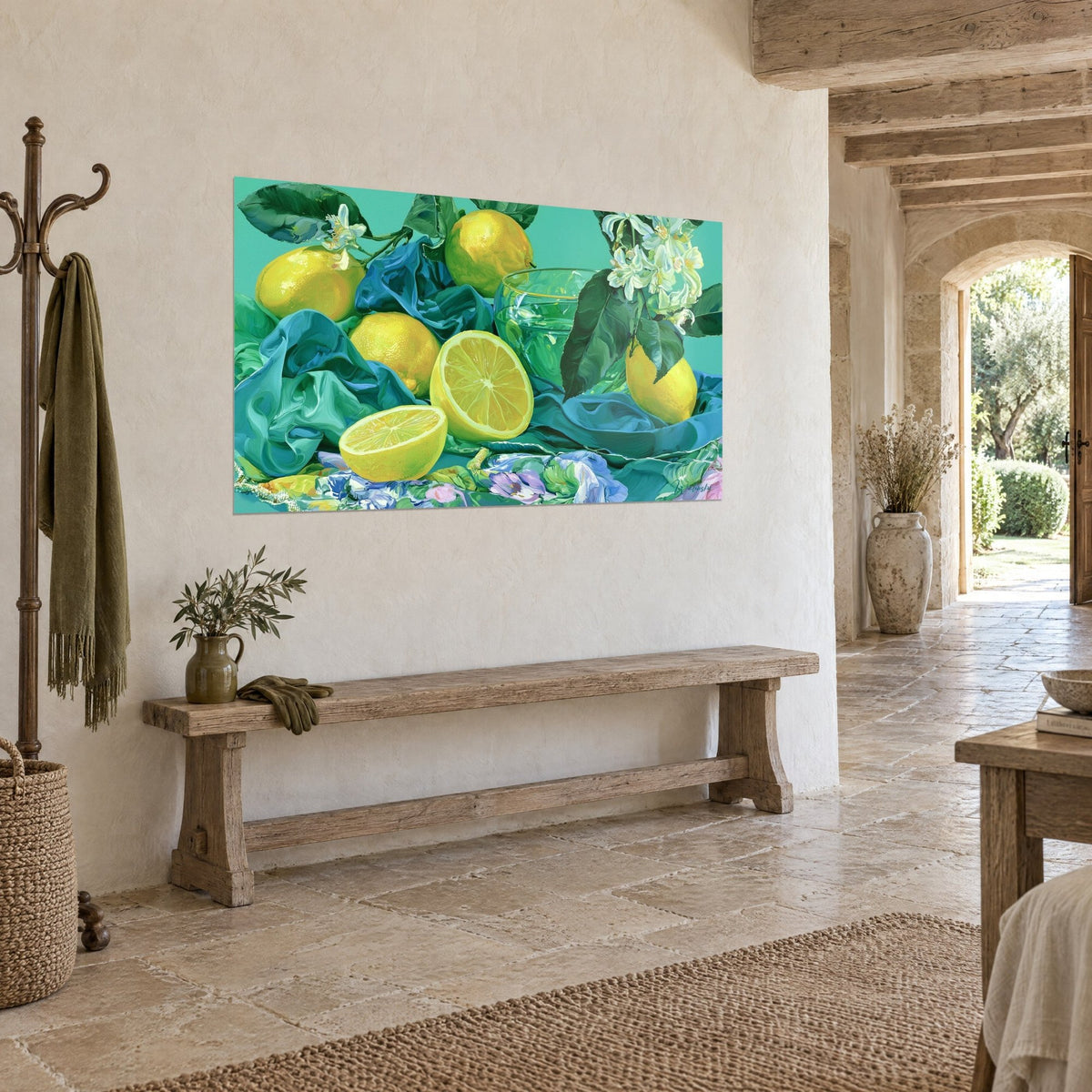 Cuadro bodegón de cítricos amarillos, drapeado azul pato y flores de azahar blancas, vista de tres cuartos sobre pared encalada, banco de madera