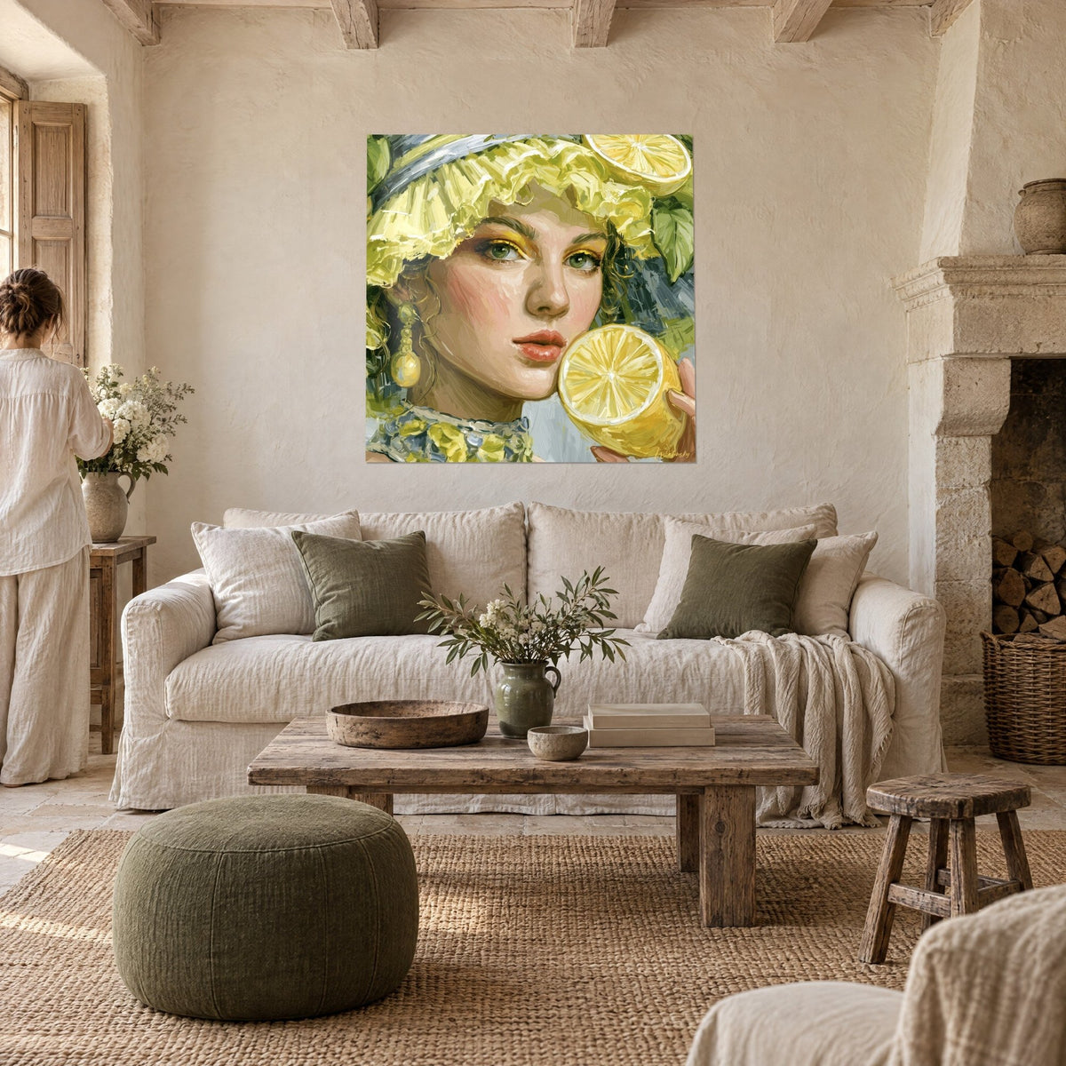 Tableau jeune femme au chapeau à volants jaune citron, regard vert, quartier de citron, au-dessus d'un canapé dans un salon lumineux