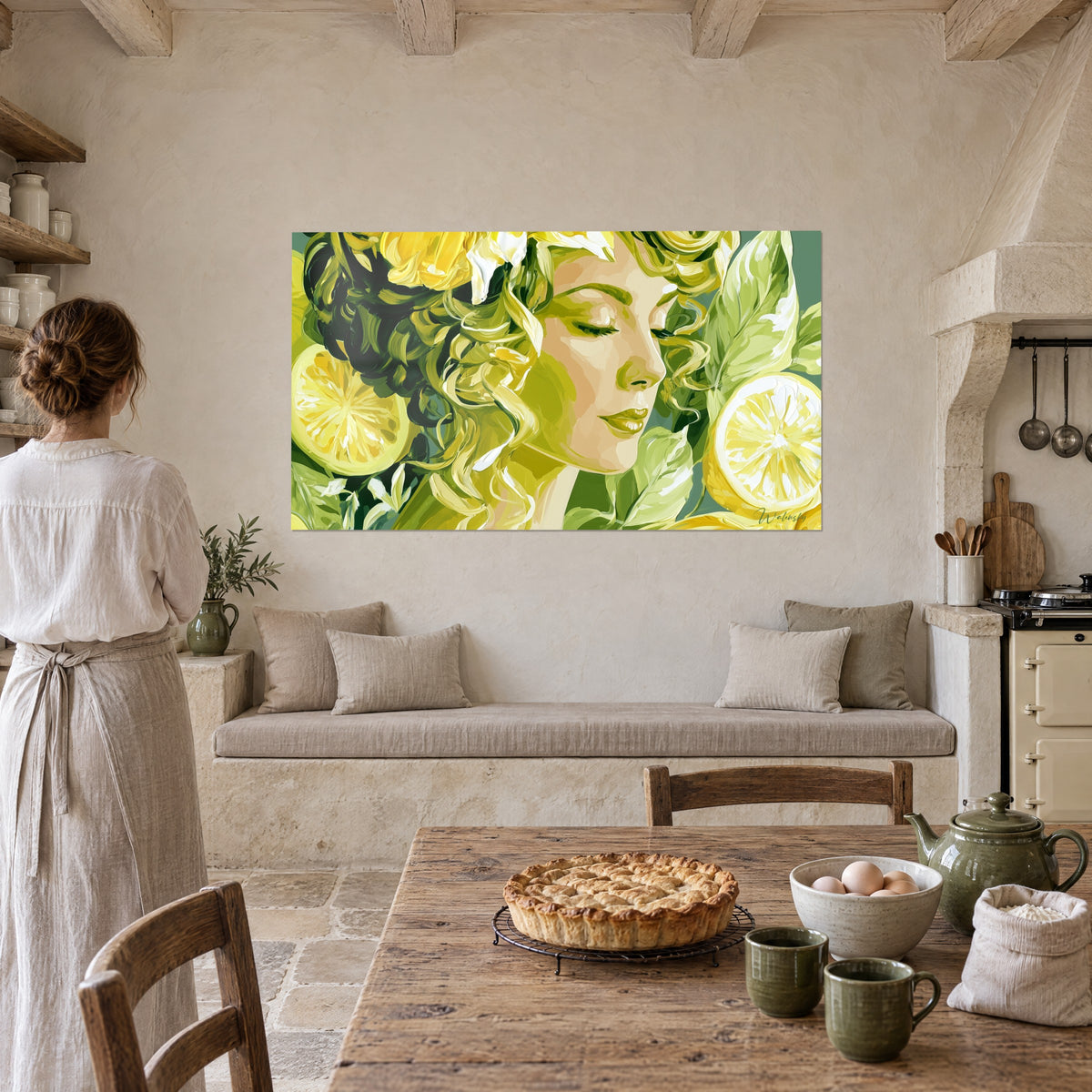 Quadro musa bionda adorna di fiori gialli e foglie verde tenue, donna di spalle con grembiule, cucina di casa in pietra