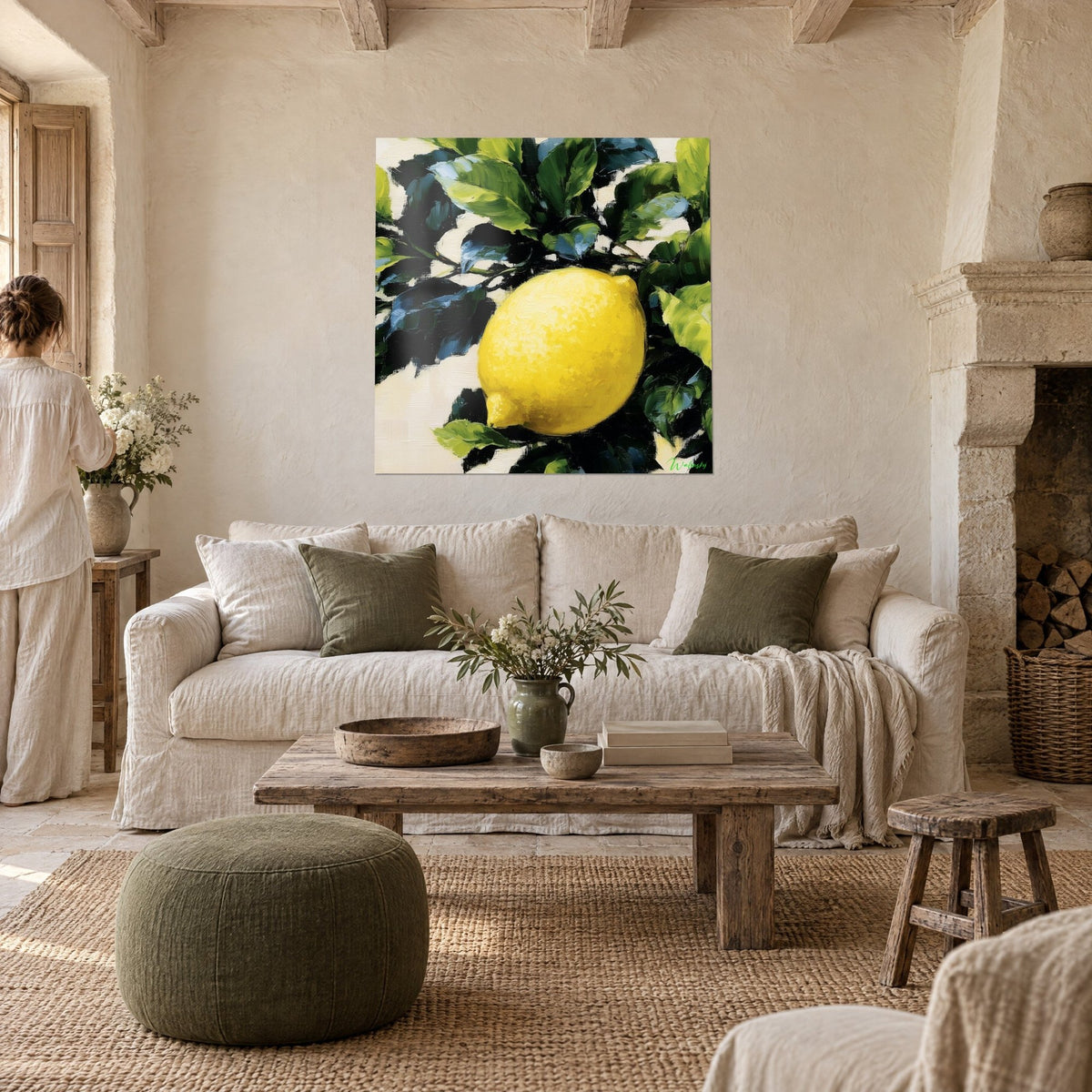 Tableau citron jaune éclatant dans son feuillage vert sombre, touches bleutées, deux personnes de dos, au-dessus d'un canapé dans un salon lumineux