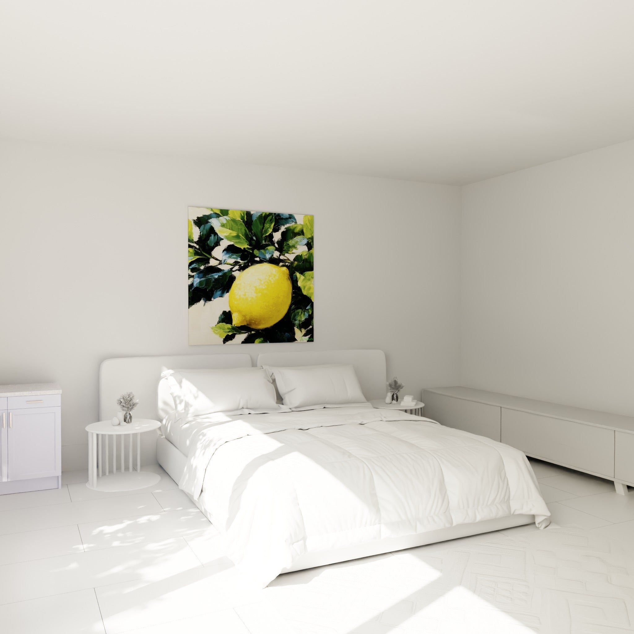 Citron doré entouré de feuilles vertes et bleutées, accroché au-dessus d'un lit dans une chambre claire