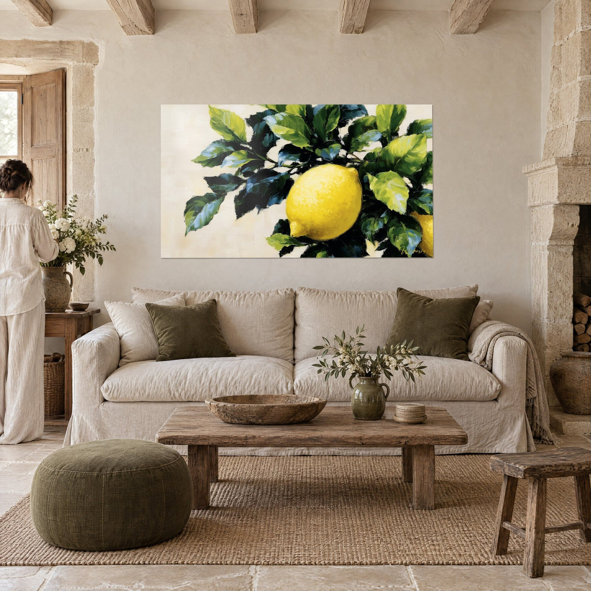 Tableau citron jaune éclatant sur sa branche aux feuilles vertes, fond crème, femme de dos, au-dessus d'un canapé dans un salon lumineux