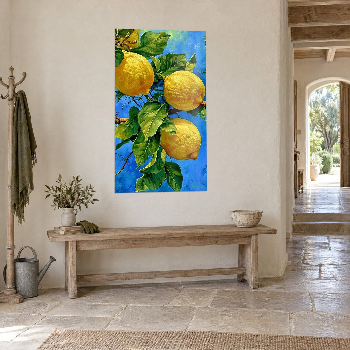 Tableau trois citrons dorés sur branche, feuillage vert profond et fond bleu outremer, vu de trois-quarts dans une entrée en pierre