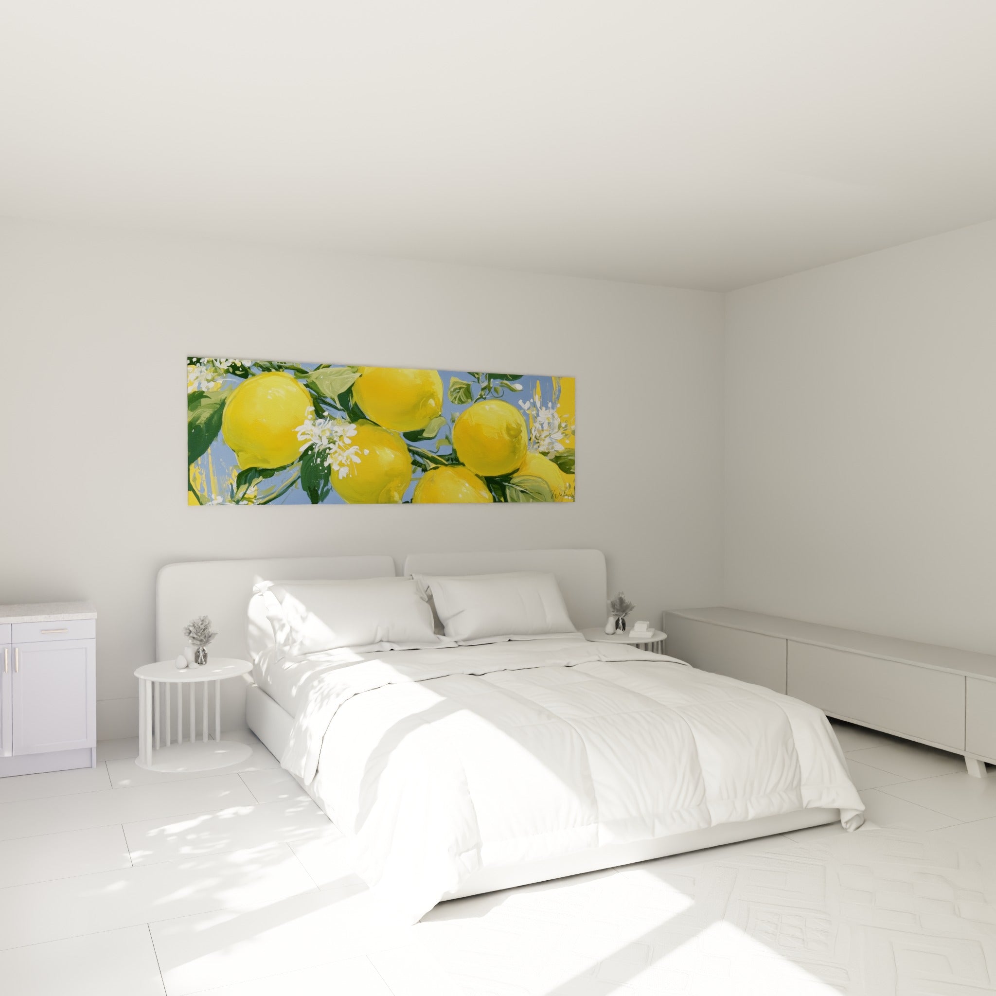 Citrons dorés et feuillage vert sur fond bleu, accrochés au-dessus d'un lit dans une chambre claire
