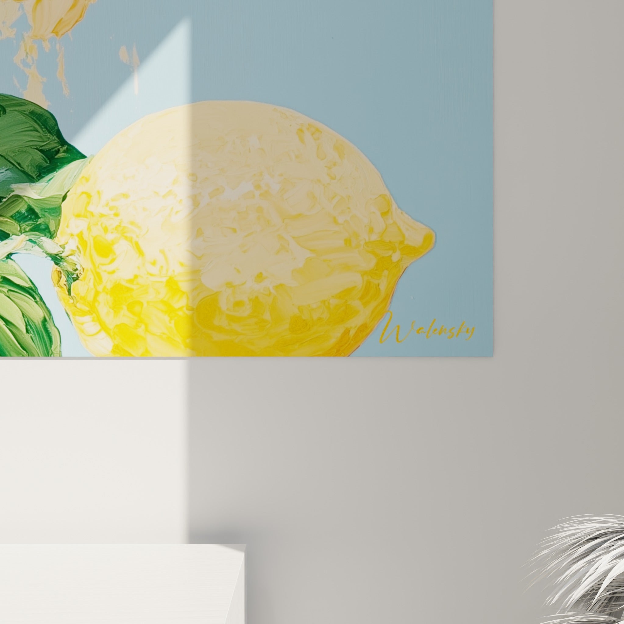 Empâtements jaunes et blancs sur écorce de citron, coulures de peinture bleu pastel visibles de près