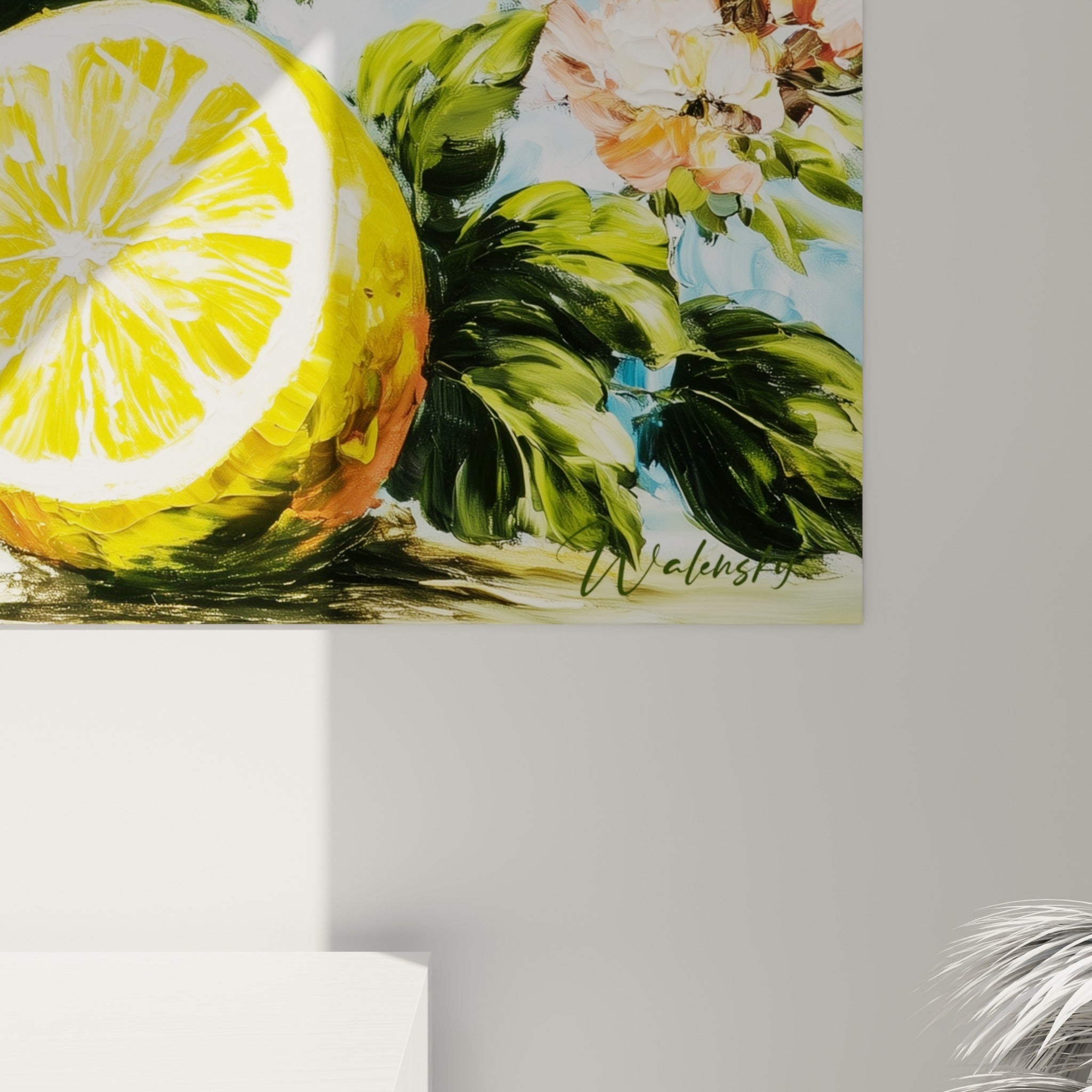 Empâtements de peinture jaune et orange révélant la pulpe juteuse d'un citron coupé