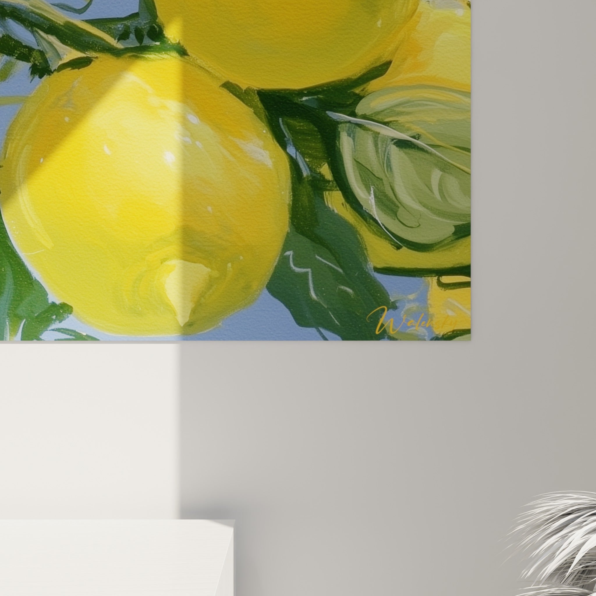 Empâtements jaunes et coulures dorées visibles de près sur la peau des citrons et les pétales blancs