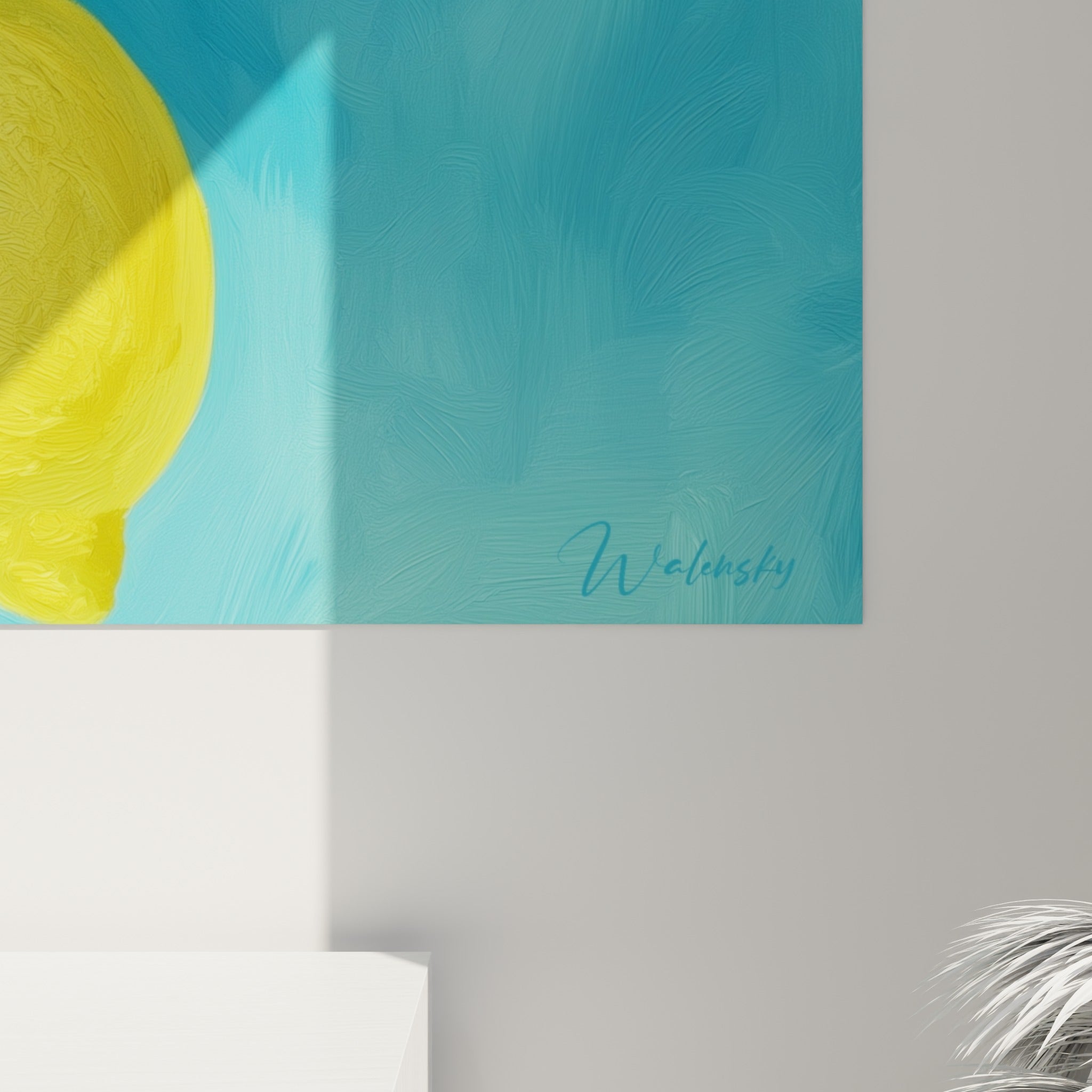 Empâtements jaunes et verts sur la peau du citron, coulures visibles sur fond bleu turquoise texturé