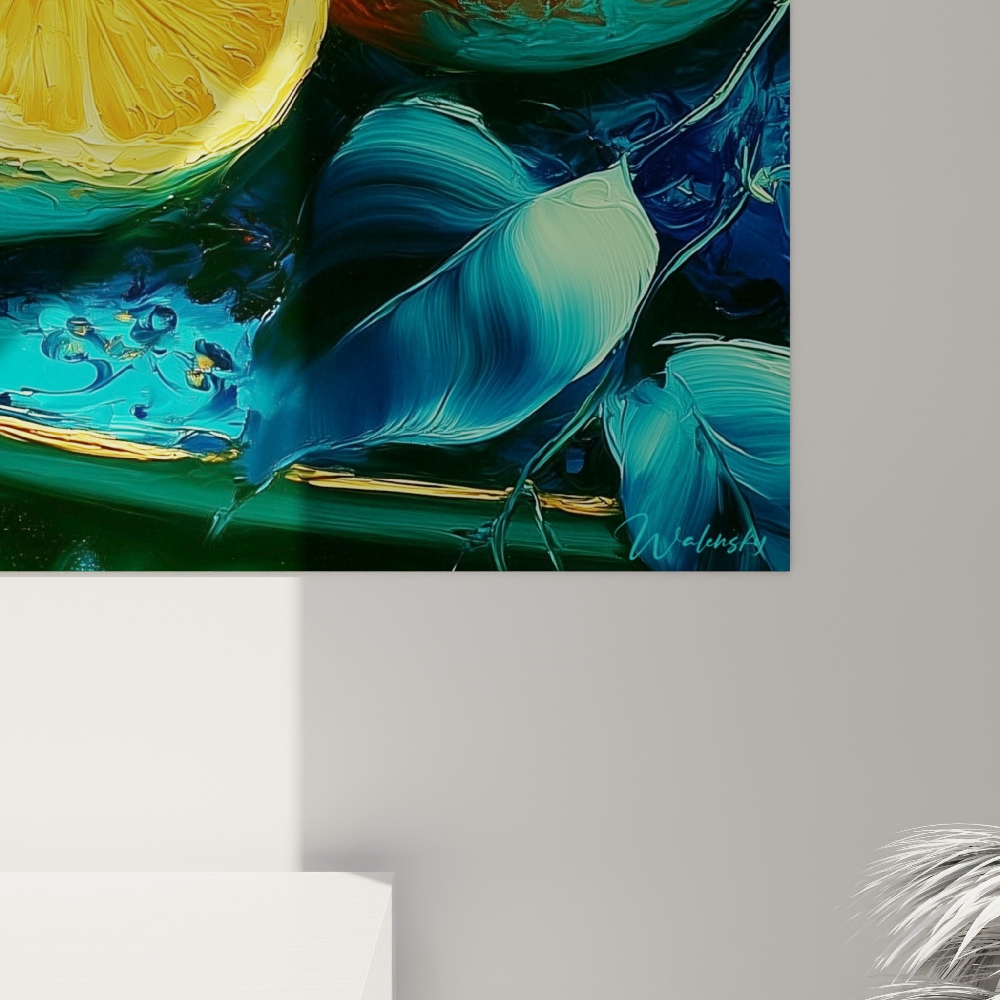 Empâtements jaune orangé et coulures bleu turquoise visibles en gros plan sur la toile du citron coupé