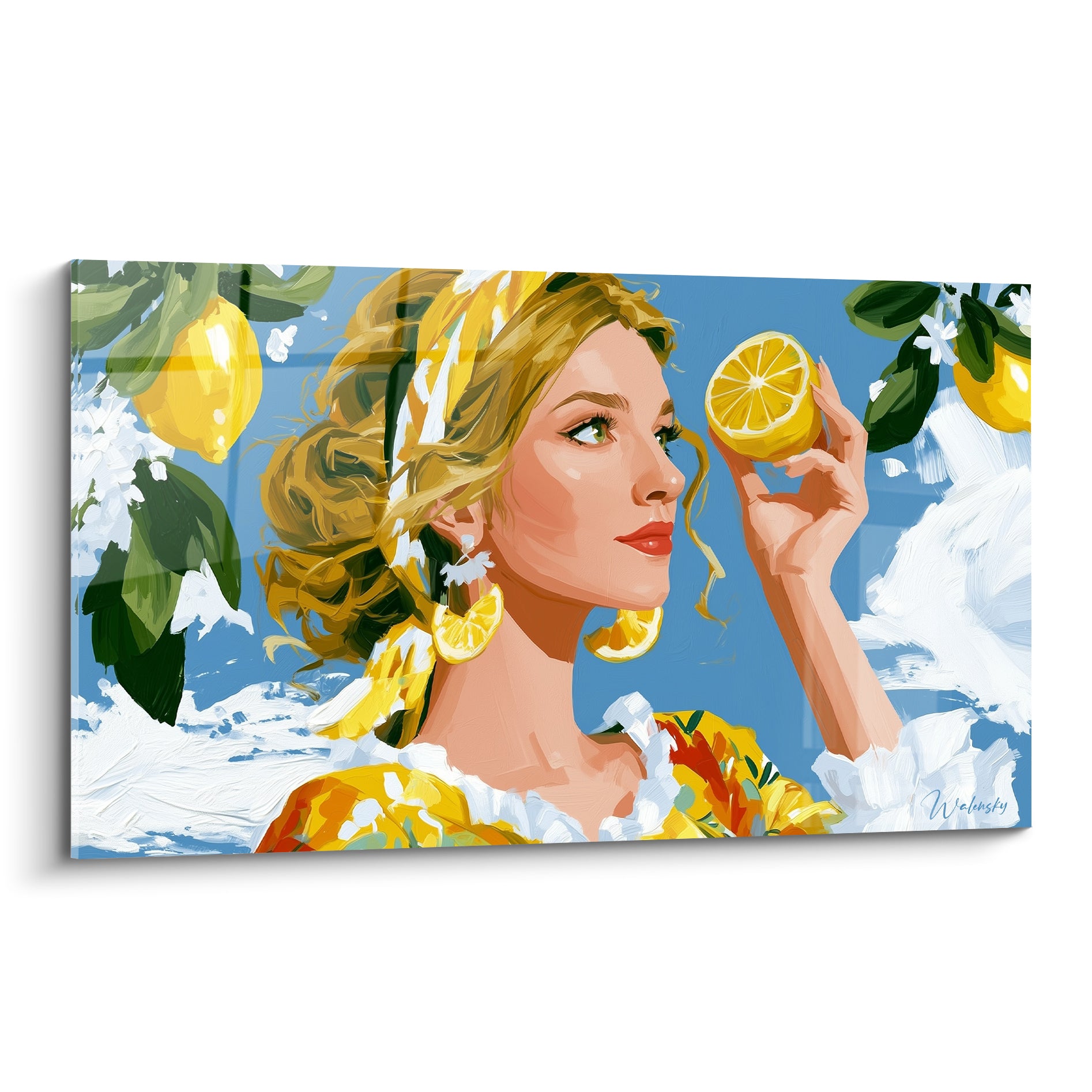 Femme blonde au foulard jaune tenant un citron sur fond bleu azur intense