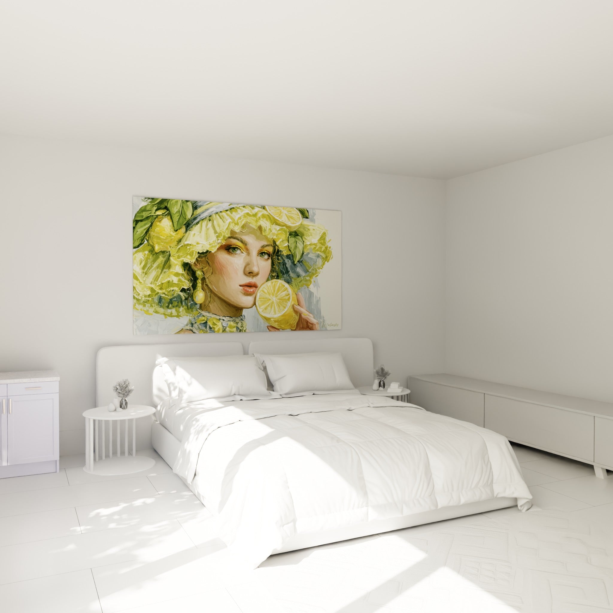 Femme au chapeau fleuri jaune pâle et tranche d'agrume, au-dessus d'un lit dans une chambre claire
