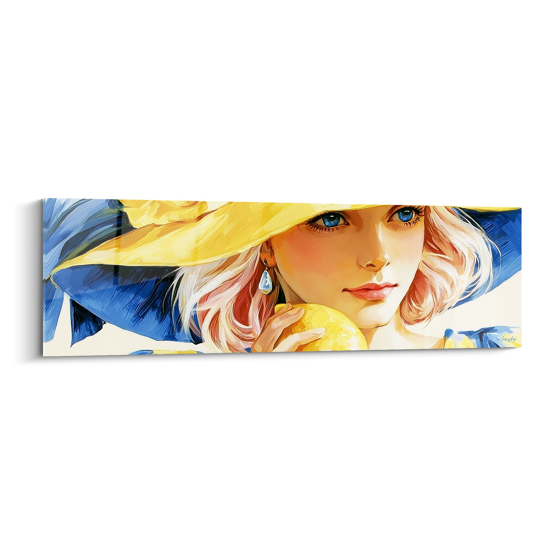 Femme blonde au chapeau jaune vif et bleu marine tenant un citron doré, regard bleu intense