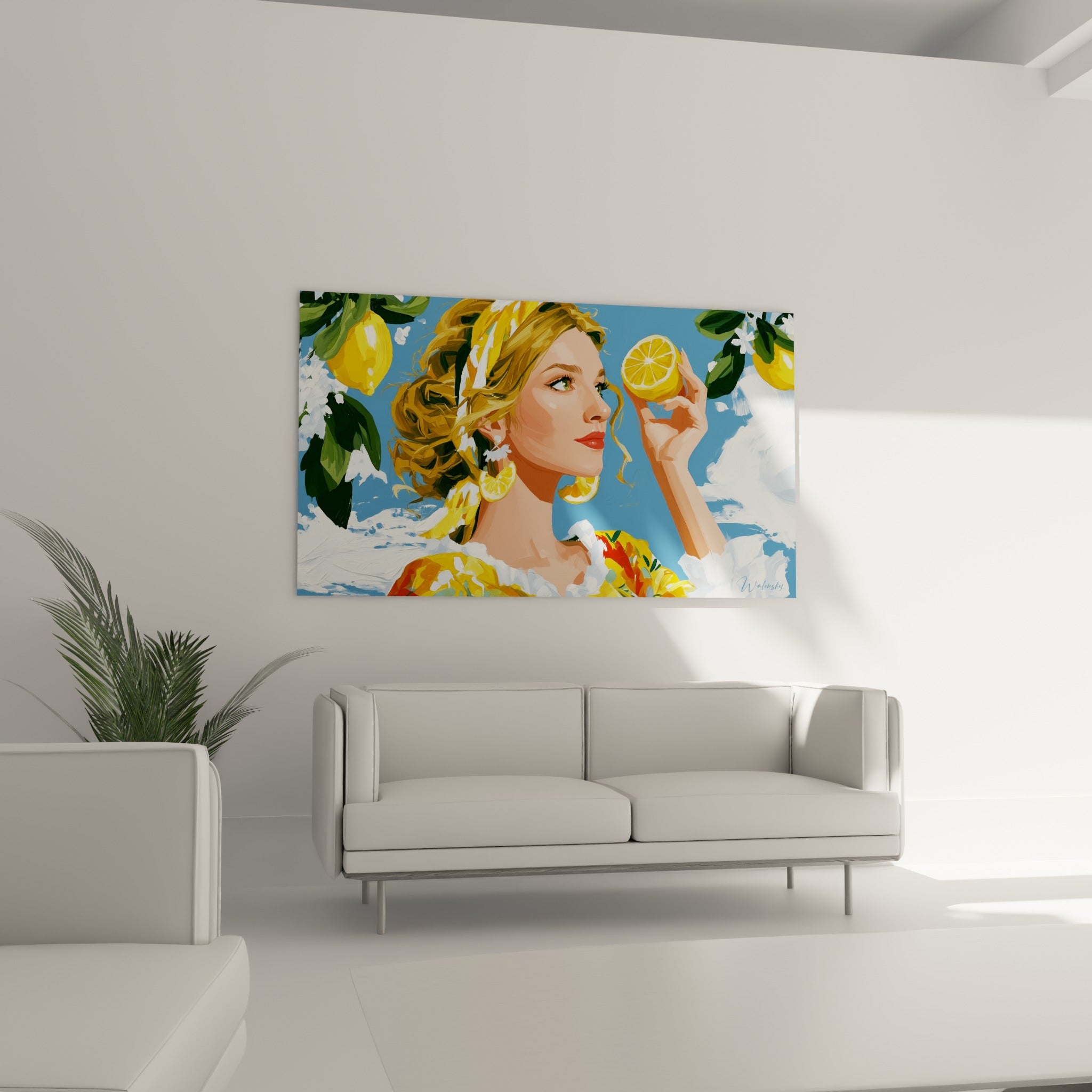 Femme tenant un citron coupé jaune vif sur fond bleu au-dessus d'un canapé dans un salon lumineux