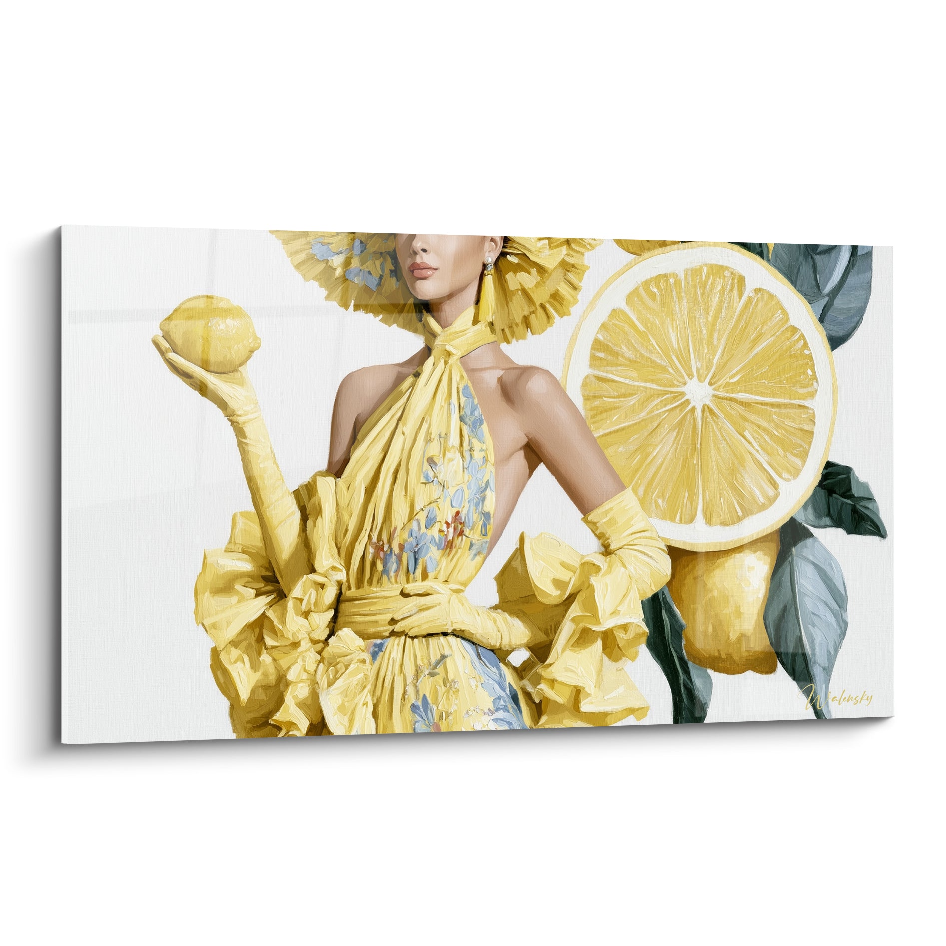 Femme en robe jaune tient un citron doré, tableau élégant aux tons bleu pastel et vert sauge