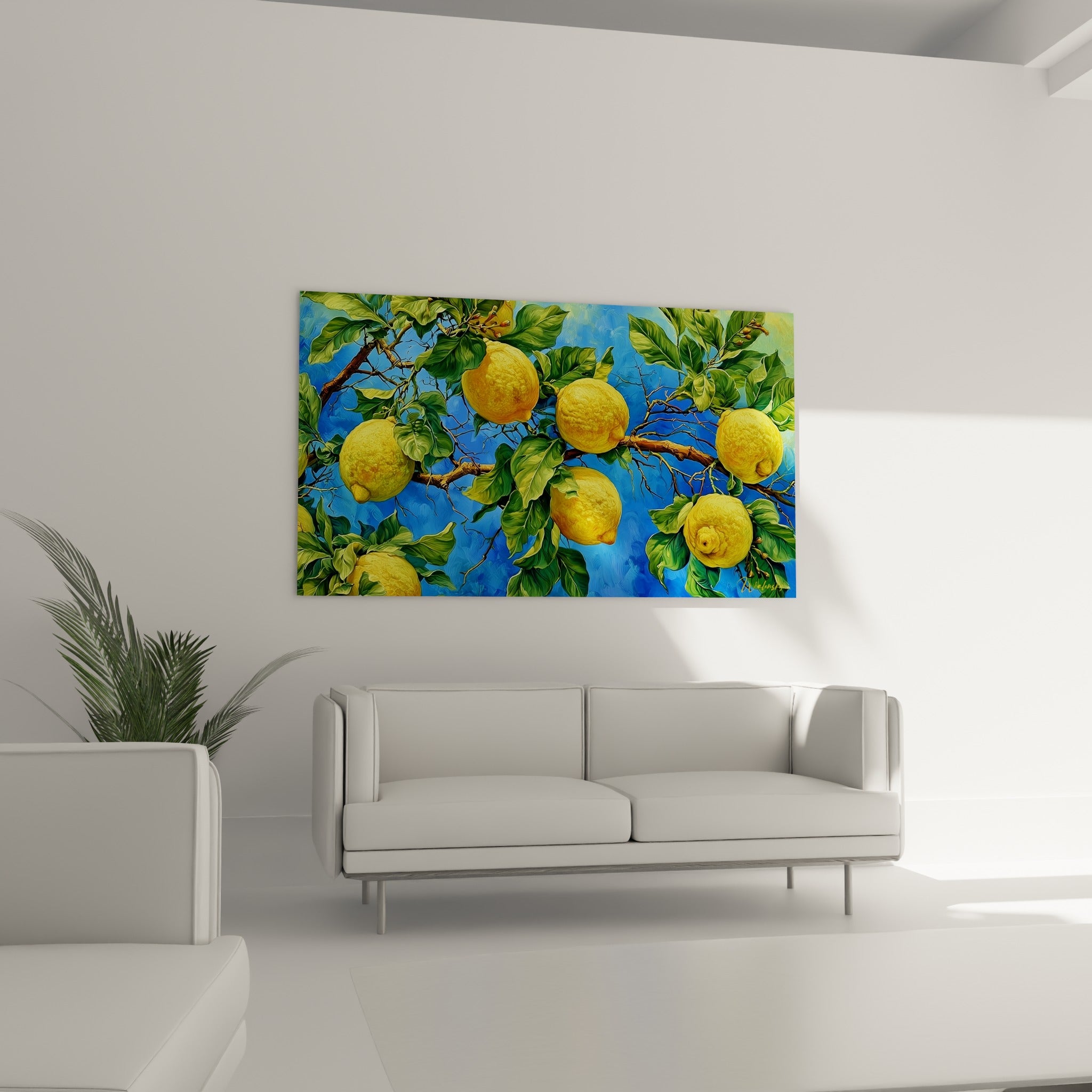 Branche de citronnier bleu et jaune éclatant au-dessus d'un canapé dans un salon lumineux