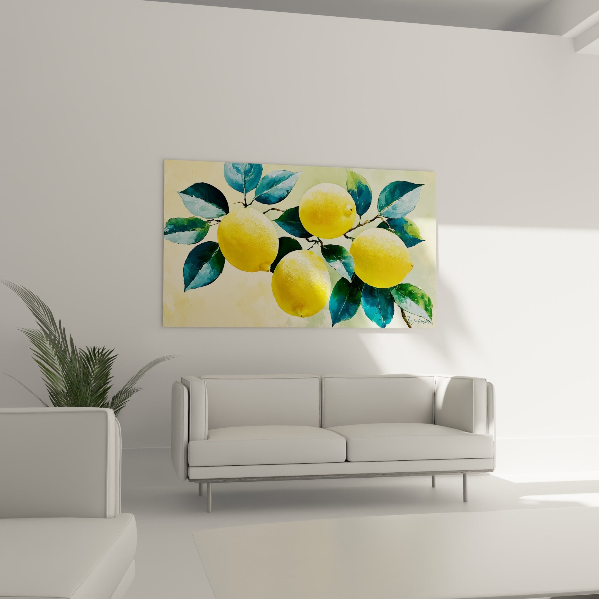 Quatre citrons dorés entourés de feuilles vertes et bleutées au-dessus d'un canapé dans un salon lumineux
