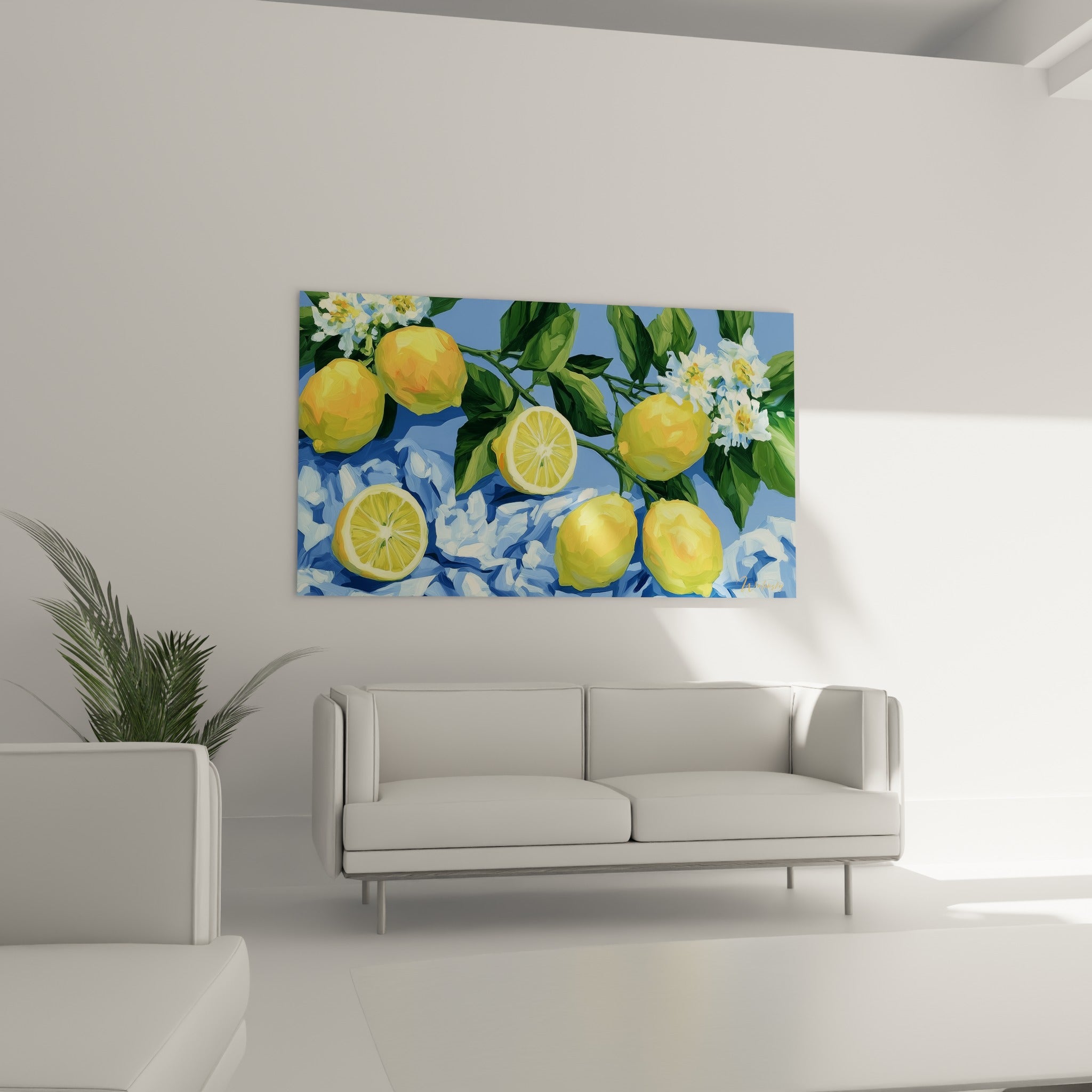 Fruits jaunes et feuillage vert sur fond bleu marine, au-dessus d'un canapé dans un salon lumineux