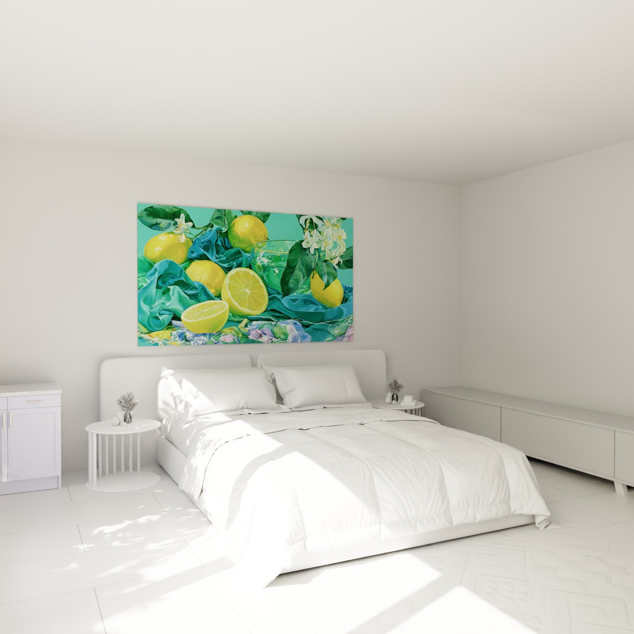 Fruits jaunes et tissu turquoise soyeux, tableau accroché au-dessus d'un lit dans une chambre claire