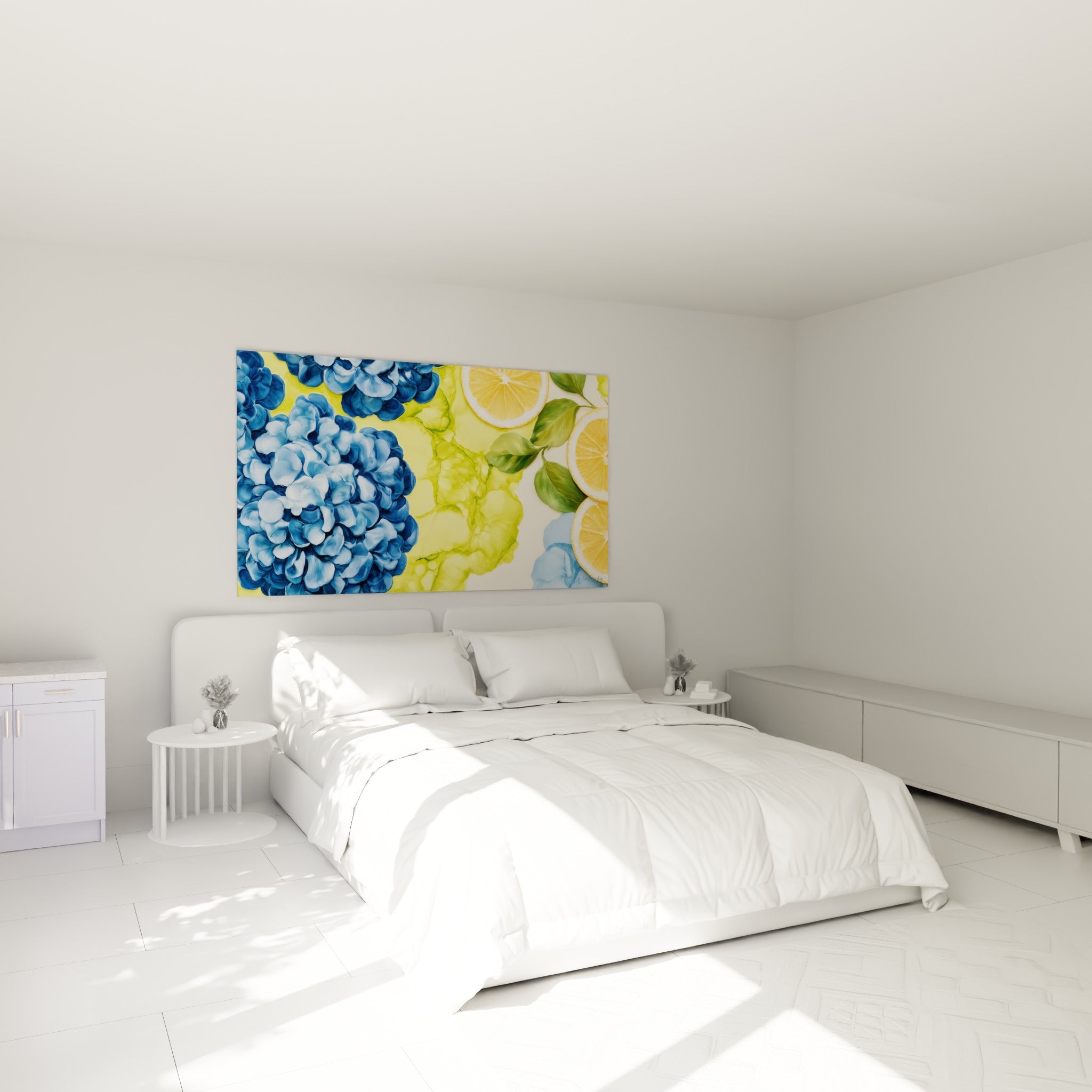 Bouquets d'hortensias bleus et agrumes jaunes accrochés au-dessus d'un lit dans une chambre claire