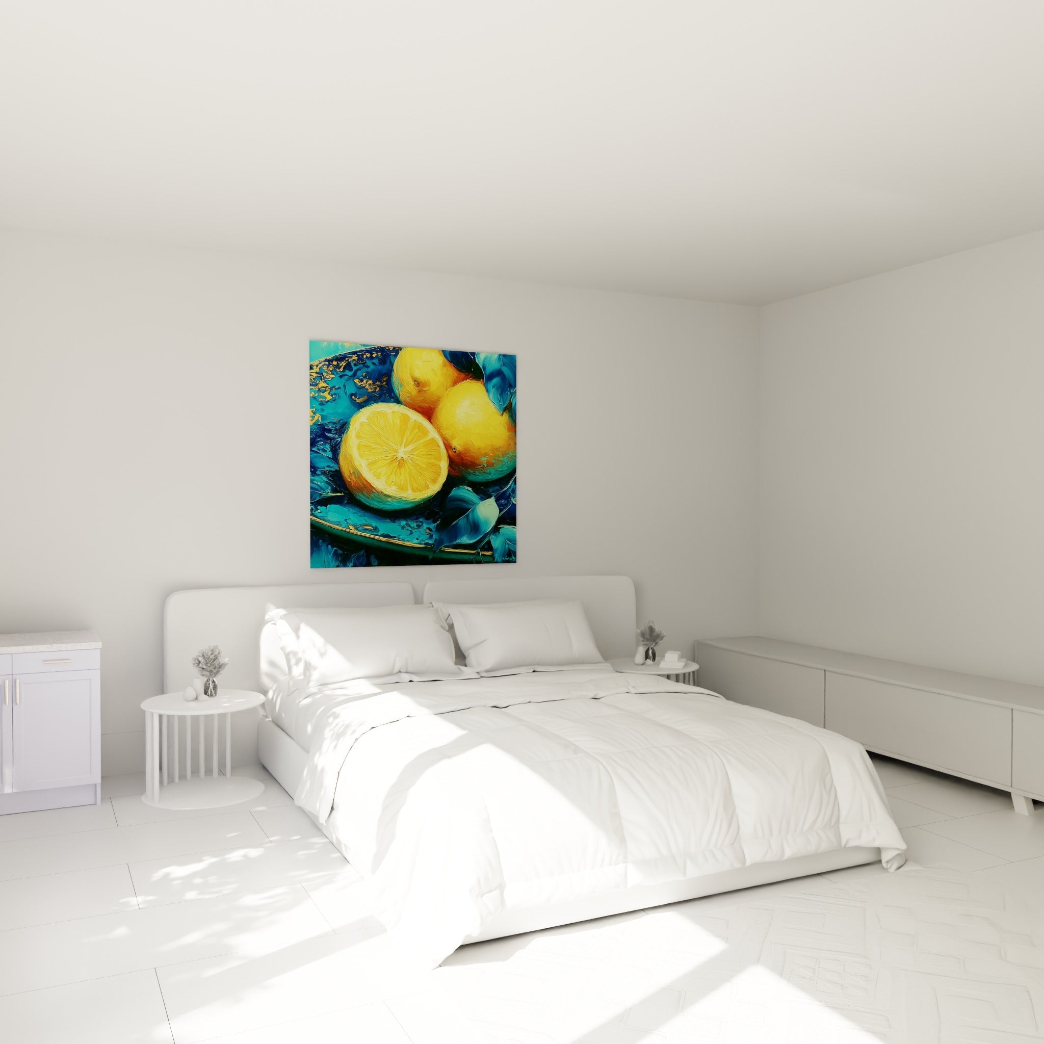 Nature morte citron jaune et bleu marine accrochée au-dessus d'un lit dans une chambre claire