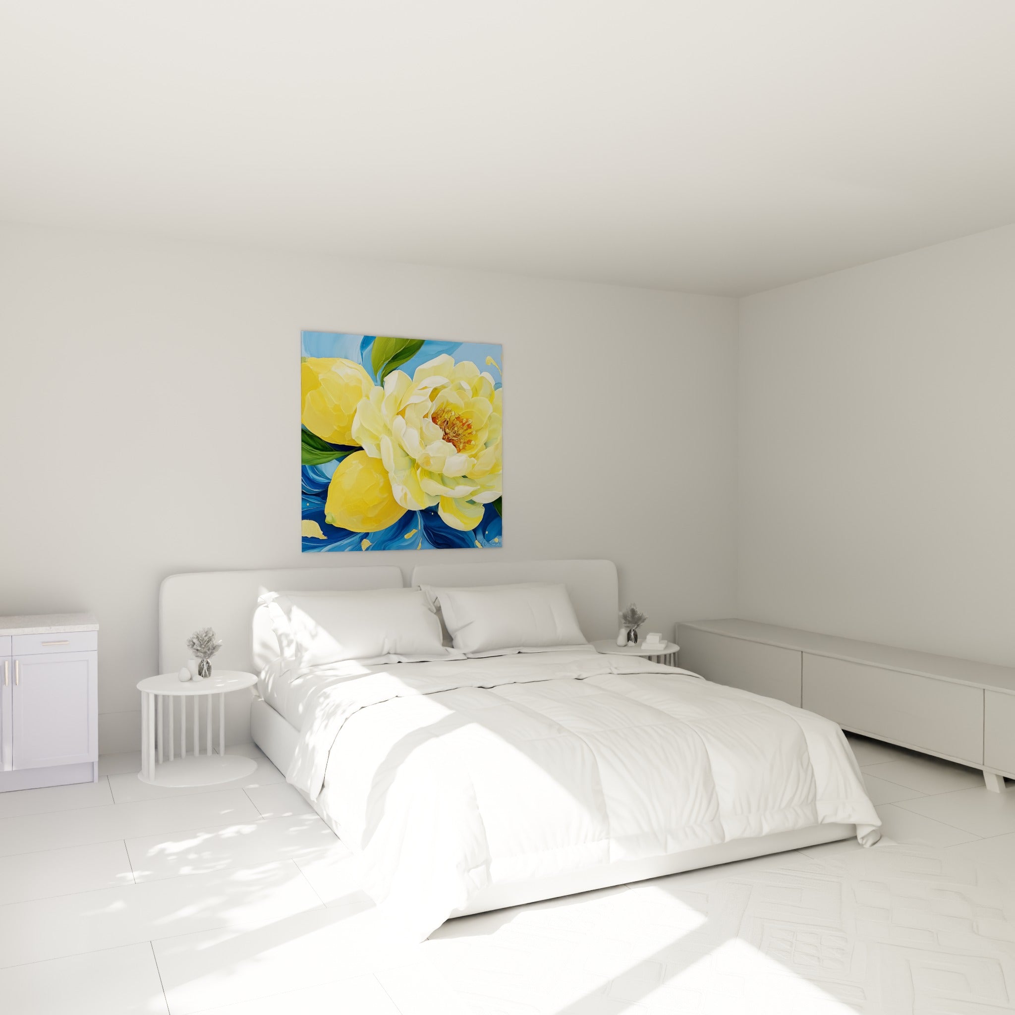 Citrons dorés et pivoine jaune peints sur fond bleu, accrochés au-dessus d'un lit dans une chambre claire