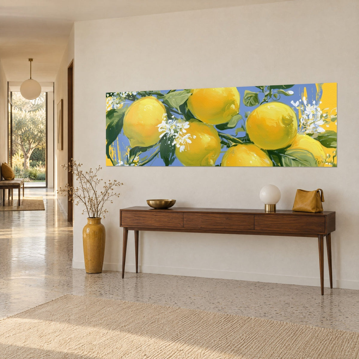Tableau agrumes charnus dorés et bleu pervenche, petites fleurs blanches éclaboussées, vus de trois-quarts sur un mur beige