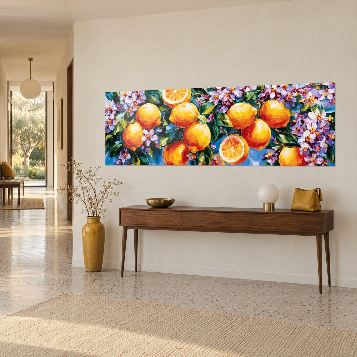 Tableau grappe de citrons dorés et feuillage vert sombre, pétales lilas, panoramique sur console en bois et vase jaune