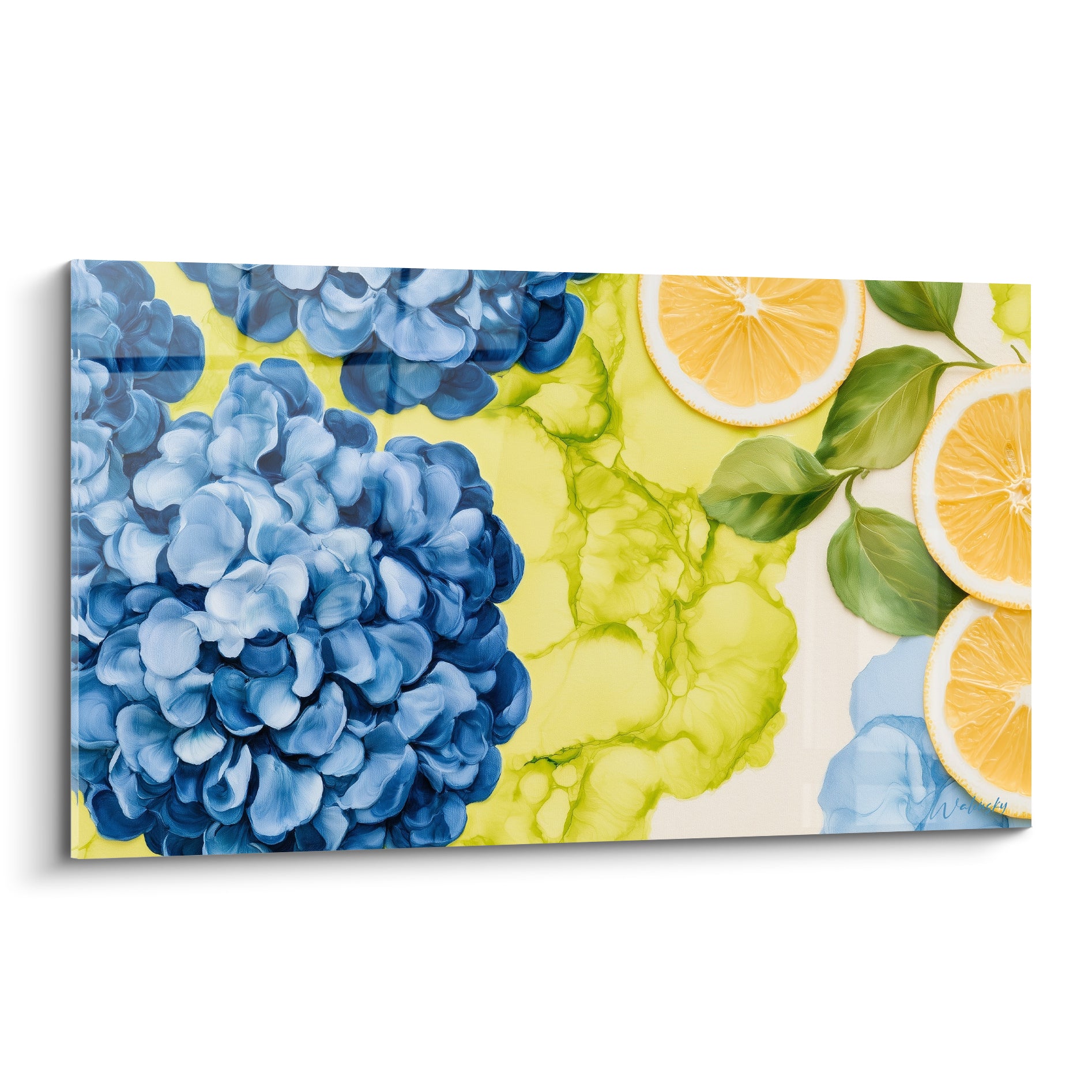 Hortensias bleu marine et tranches de citron jaune vif sur fond marbré vert et blanc